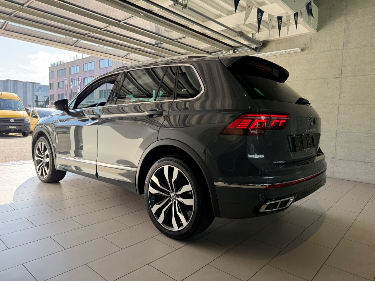 VW Tiguan 2.0TSI R-Line 4Motion DSG-showroom-element-2