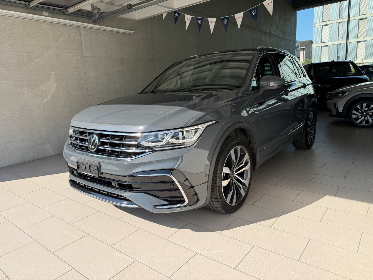 VW Tiguan 2.0TSI R-Line 4Motion DSG-showroom-element-1