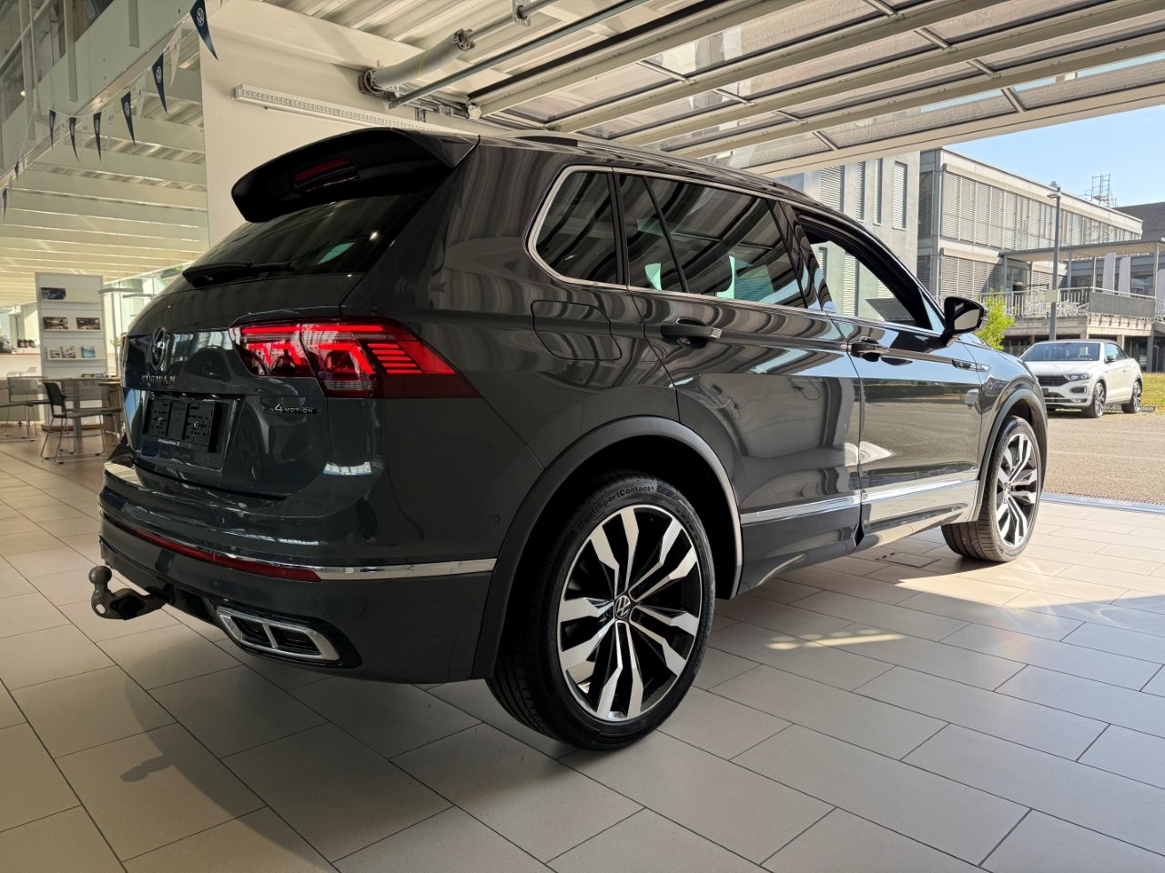 VW Tiguan 2.0TSI R-Line 4Motion DSG-showroom-element-3