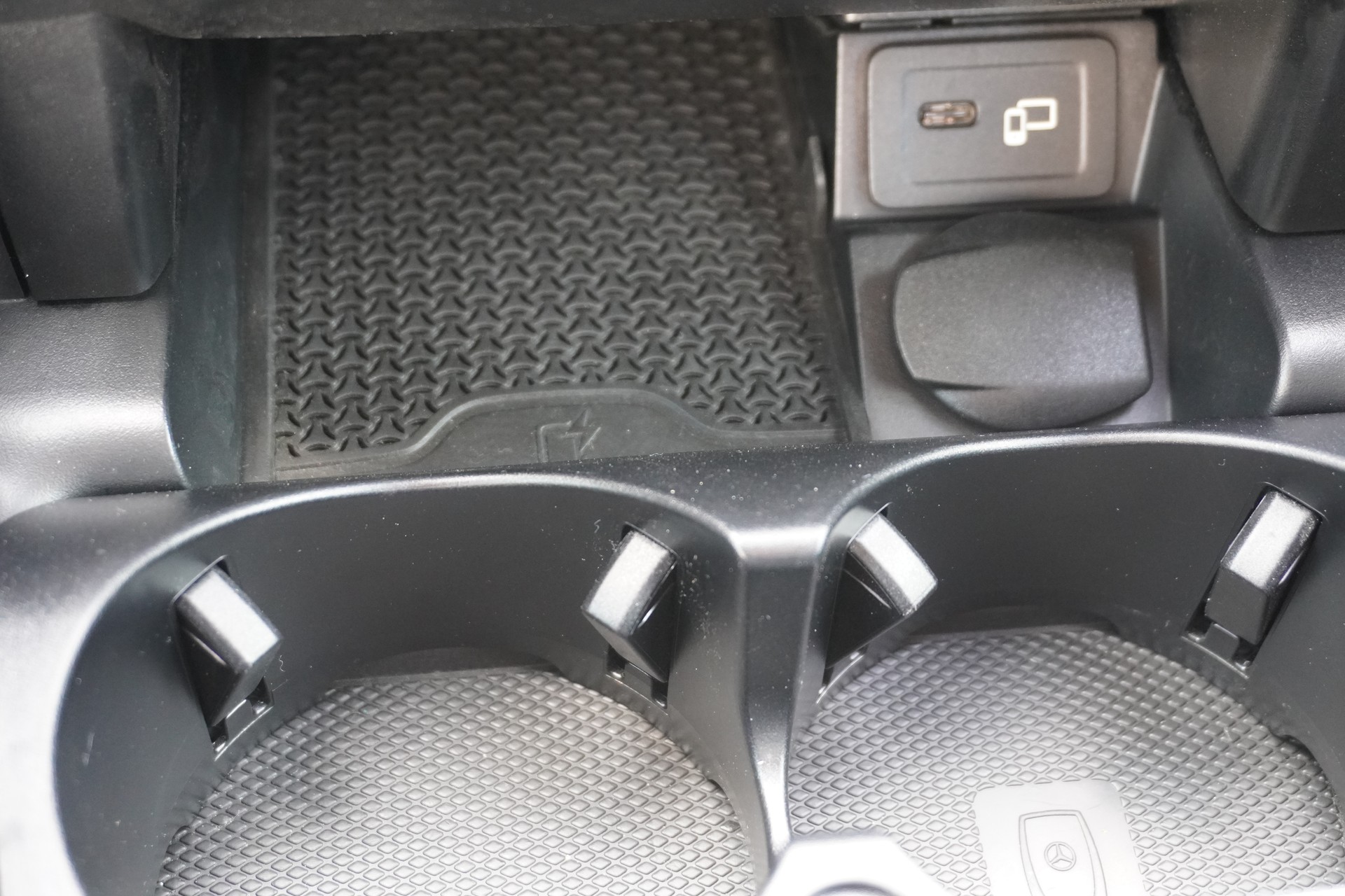 MERCEDES-BENZ E 300 Avantgarde 9G-Tronic-image-19