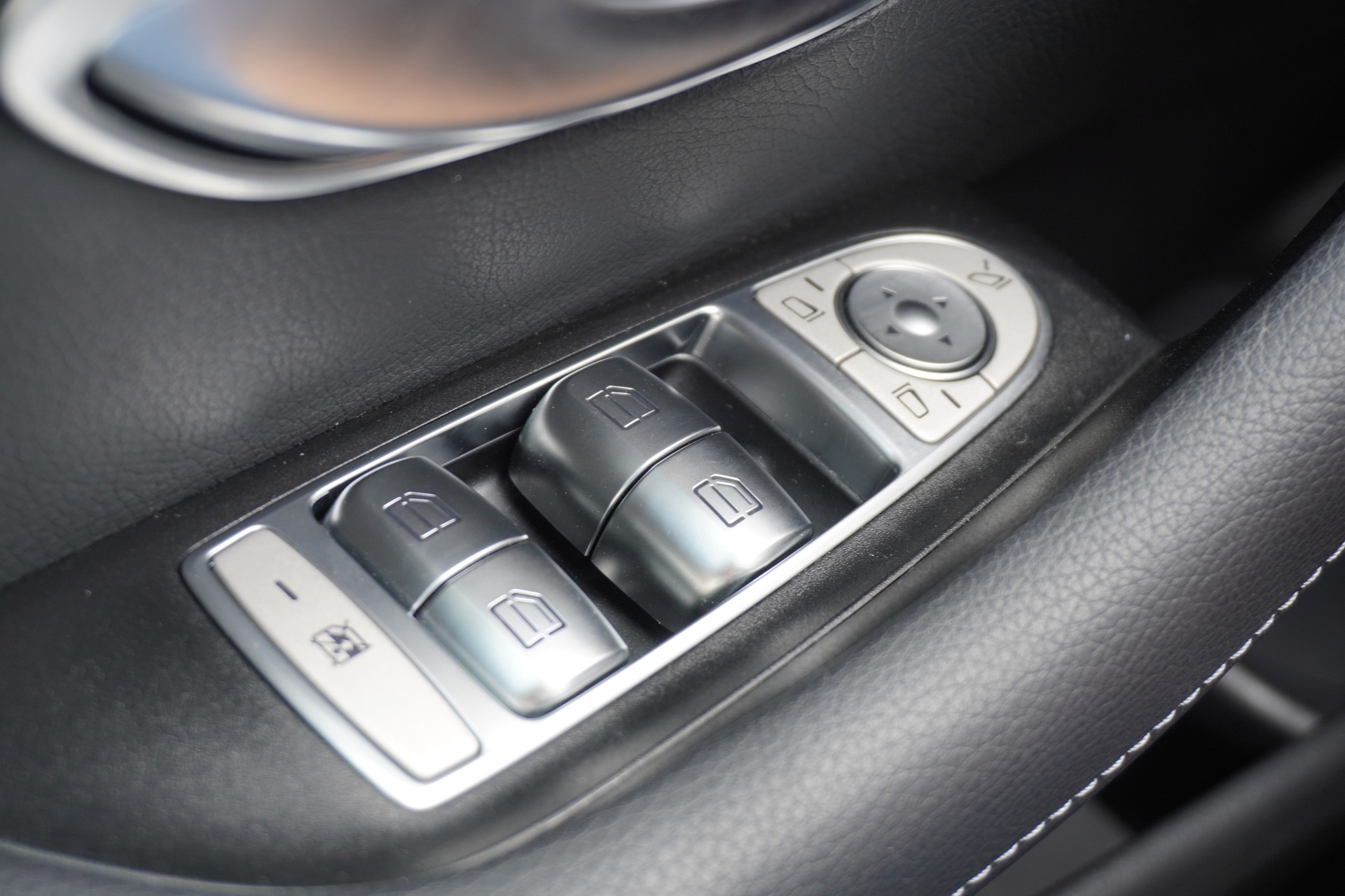 MERCEDES-BENZ E 300 Avantgarde 9G-Tronic-image-39