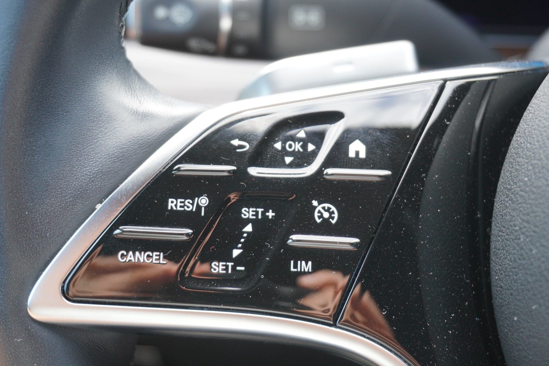 MERCEDES-BENZ E 300 Avantgarde 9G-Tronic-image-35