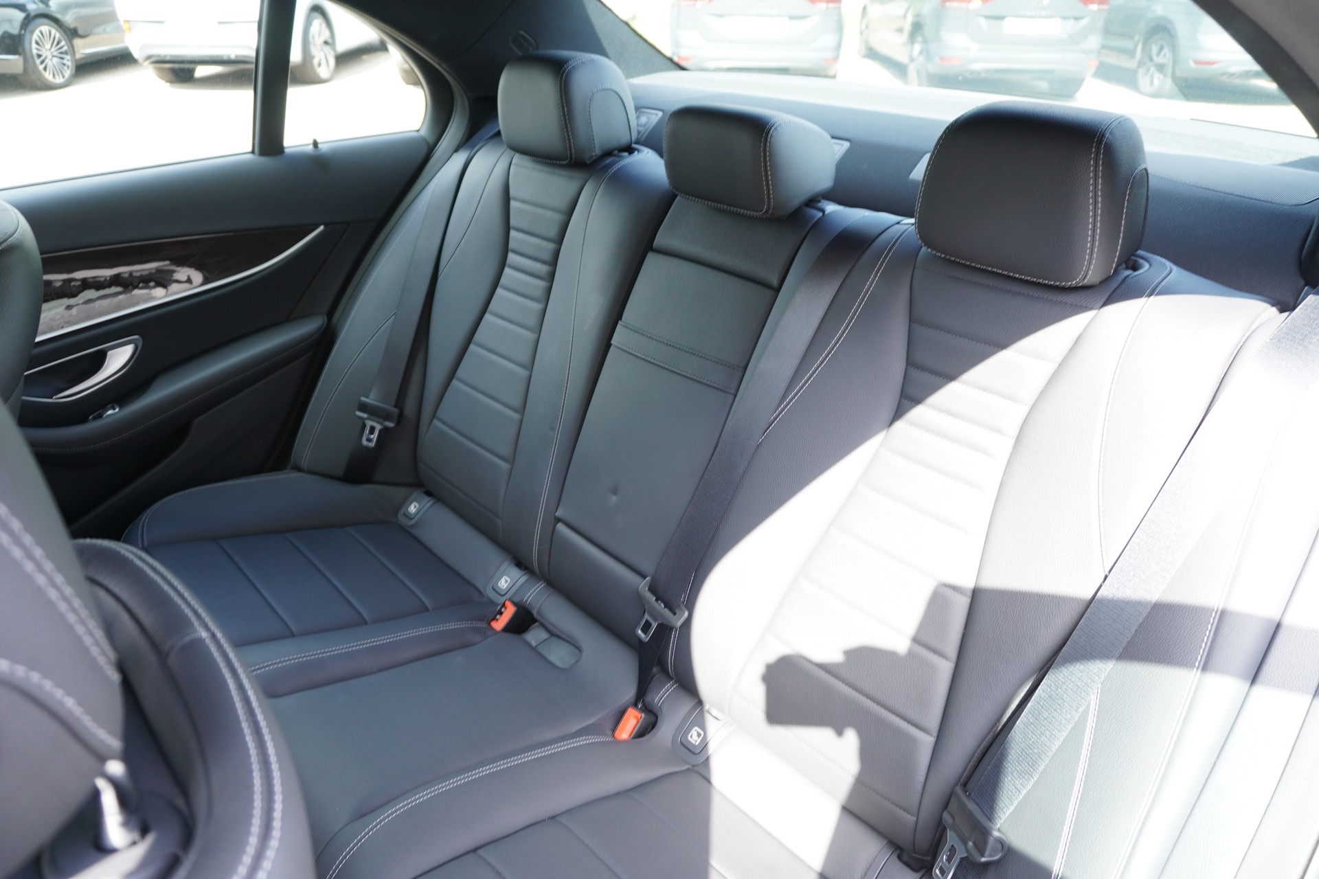 MERCEDES-BENZ E 300 Avantgarde 9G-Tronic-image-12