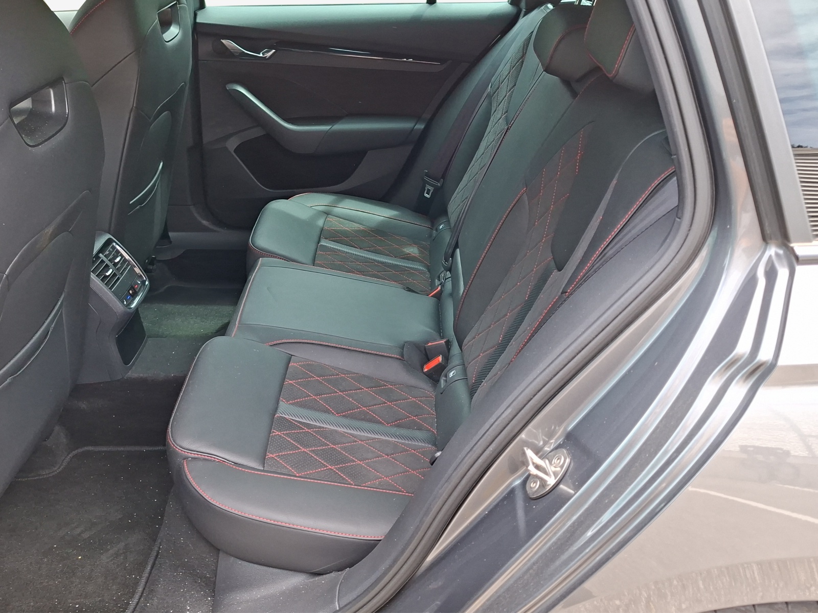 SKODA Octavia Combi 2.0 TSI DSG RS-image-11
