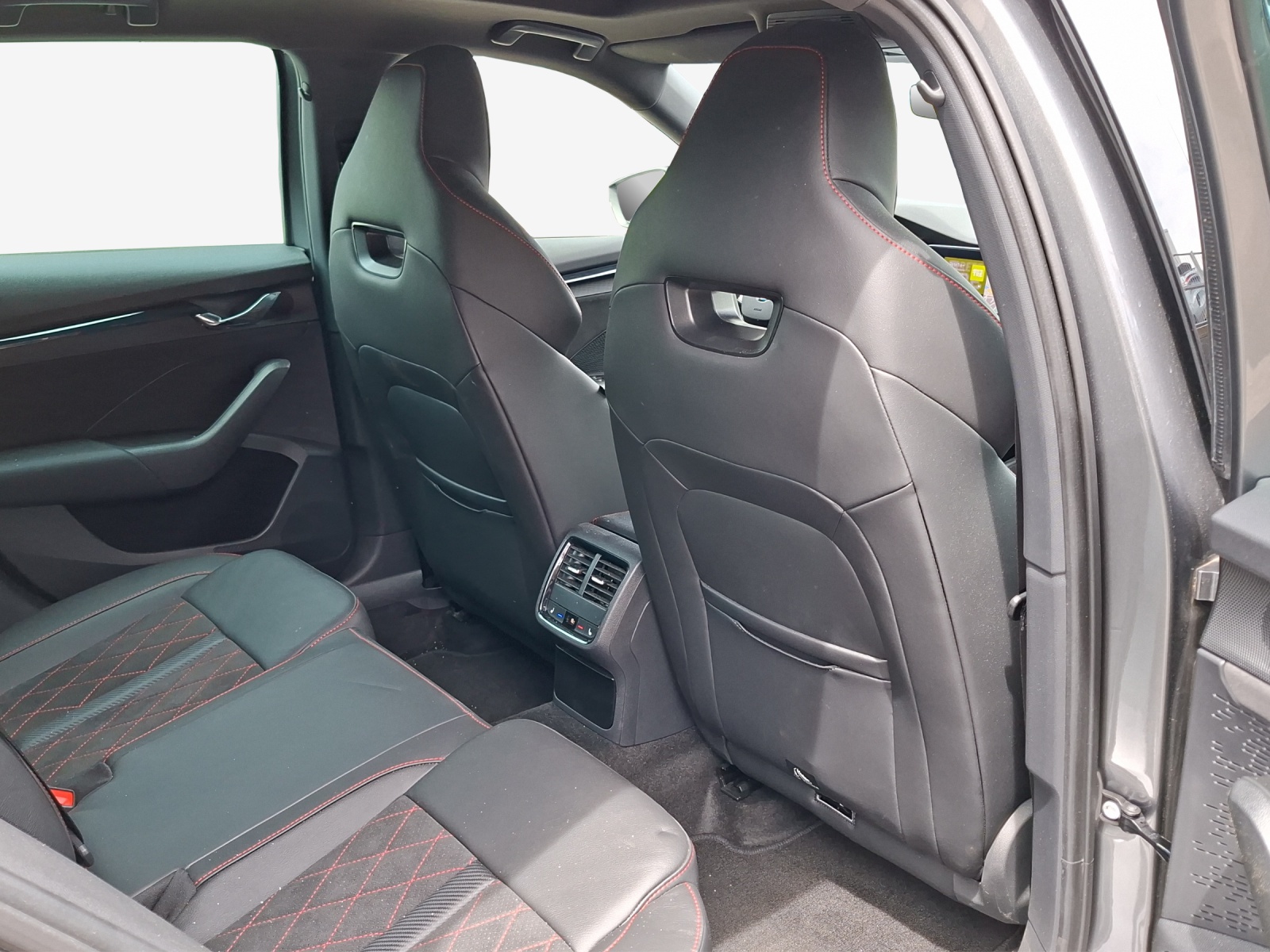 SKODA Octavia Combi 2.0 TSI DSG RS-image-13