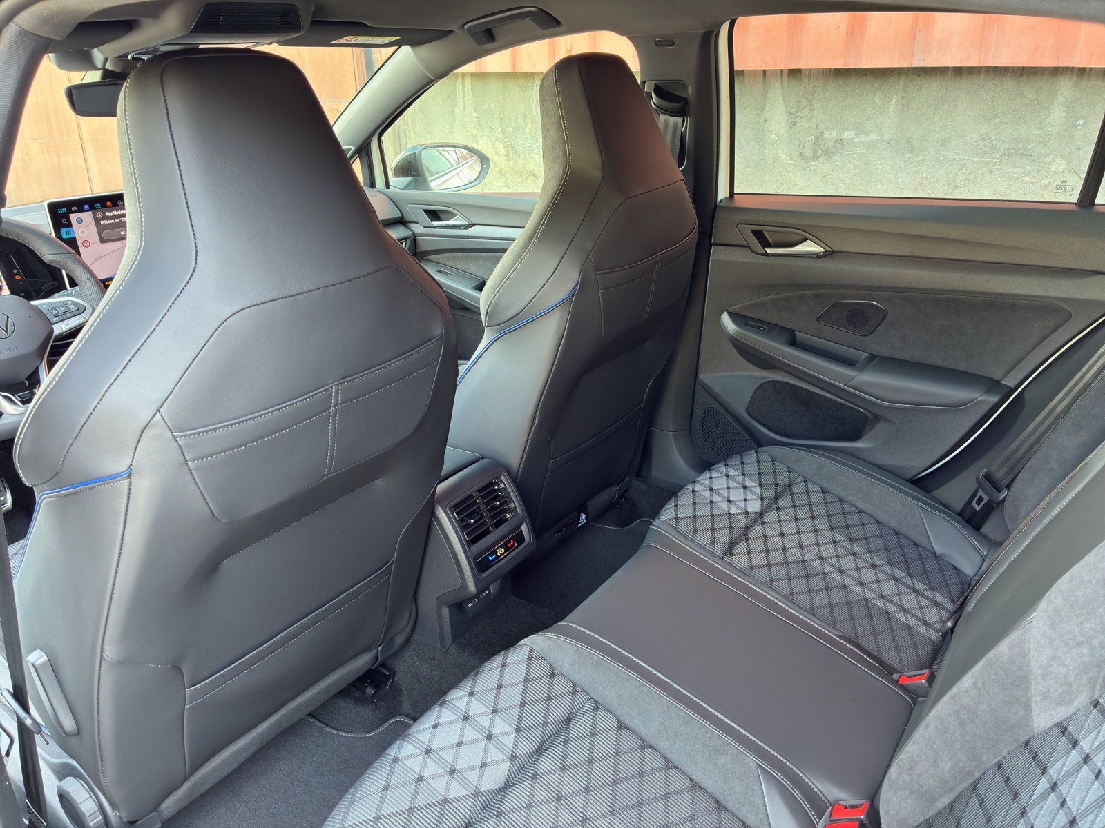 VW Golf 1.5 e TSI mHEV R-Line DSG-image-17
