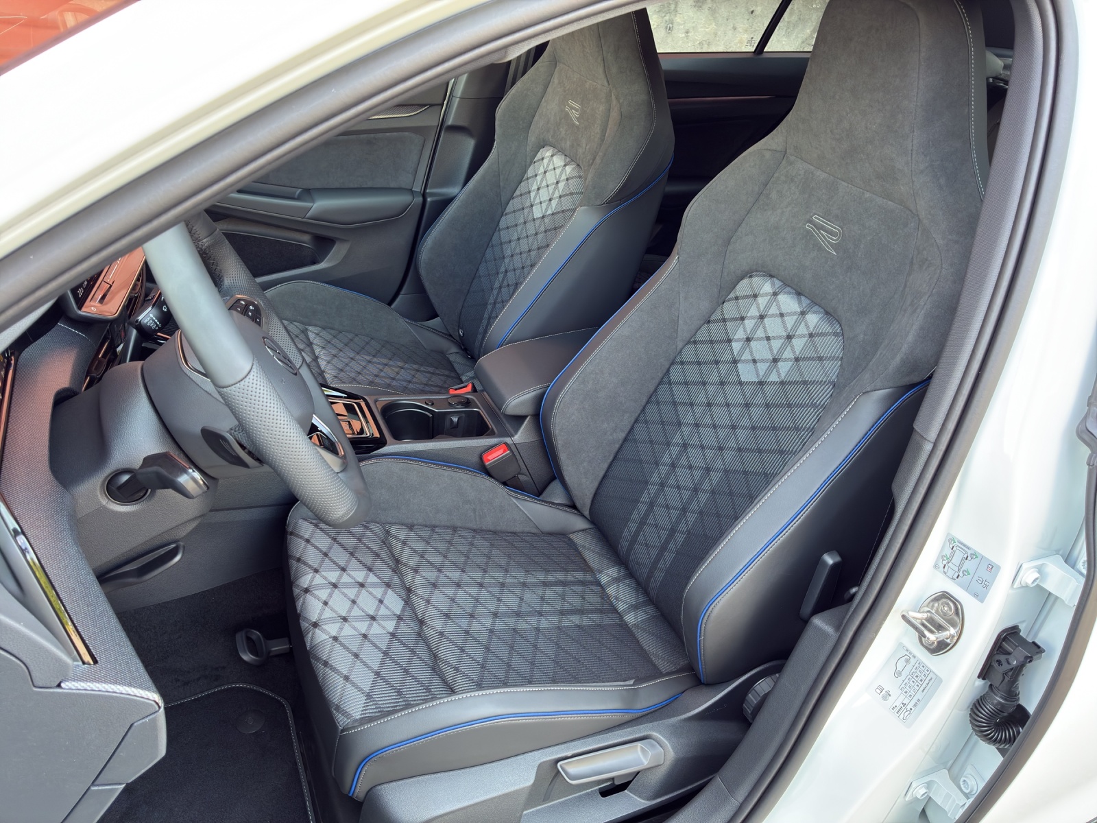 VW Golf 1.5 e TSI mHEV R-Line DSG-image-11