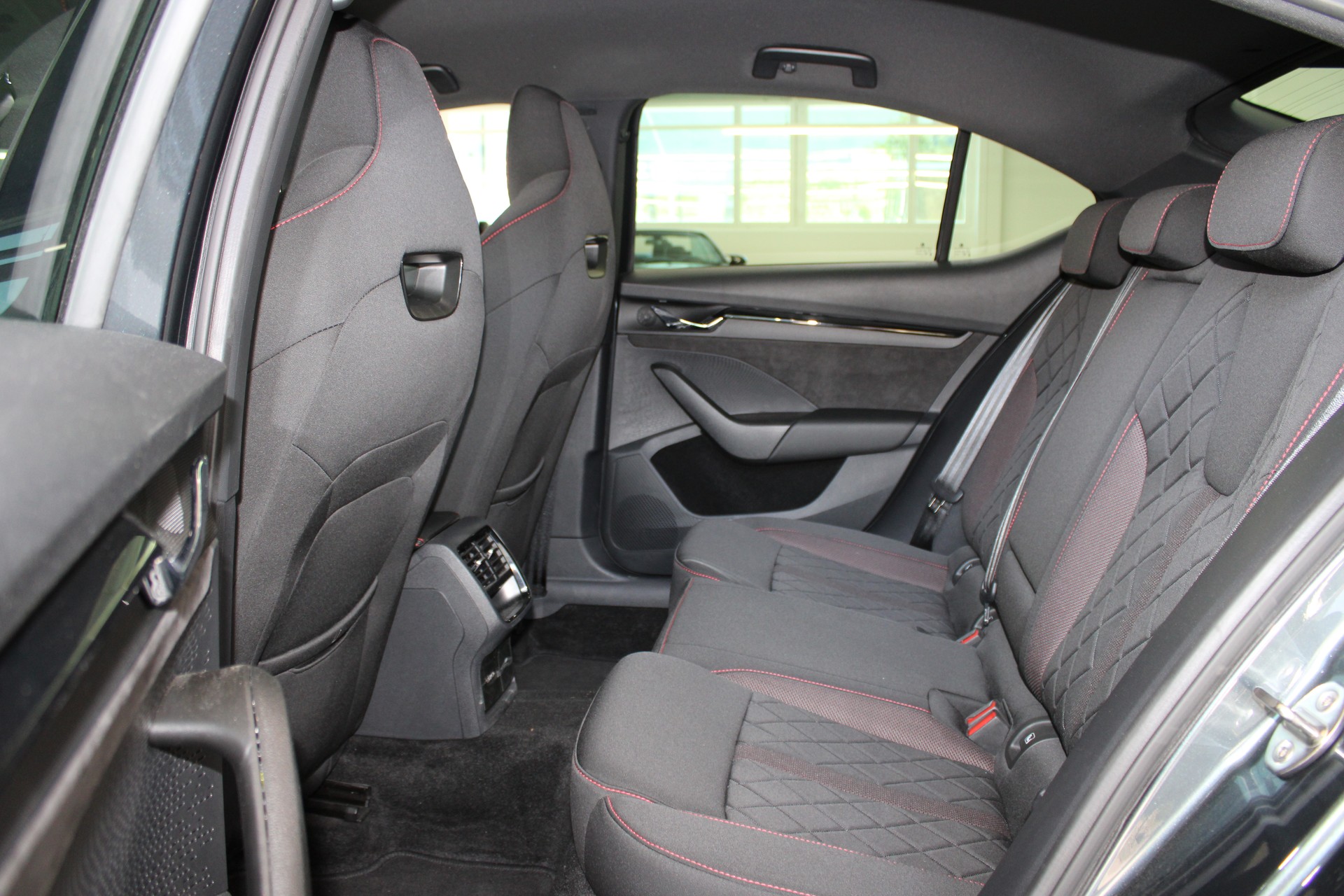 SKODA Octavia 2.0 TSI DSG RS-image-14