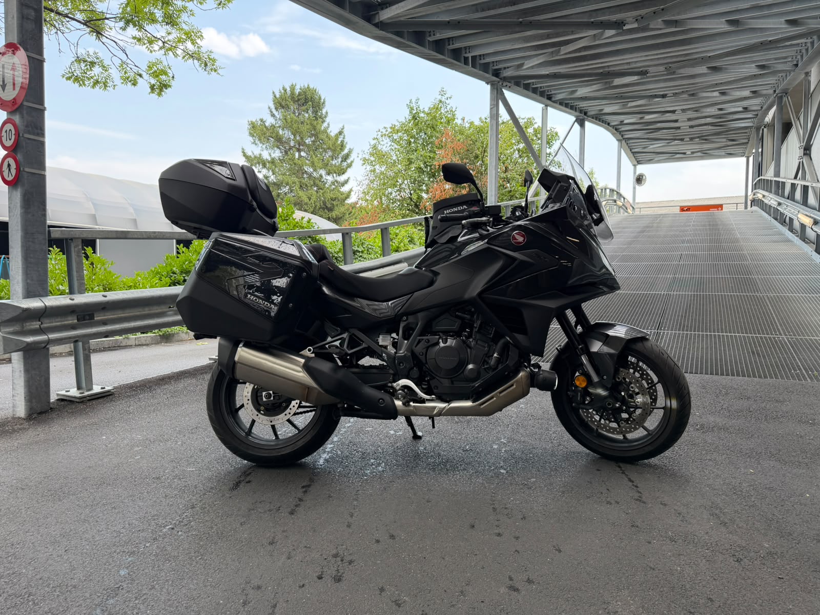HONDA NT 1100-showroom-element-1