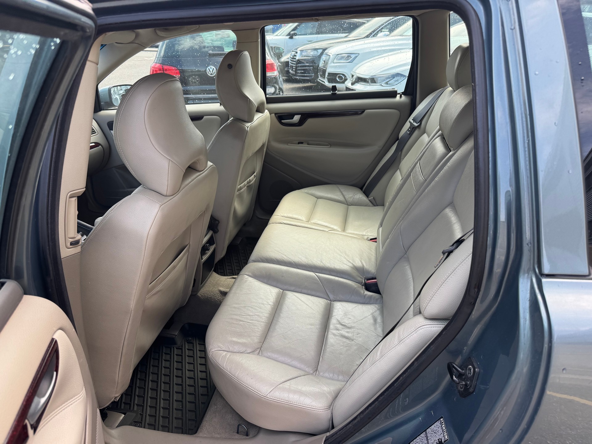 VOLVO V70 2.4-image-8