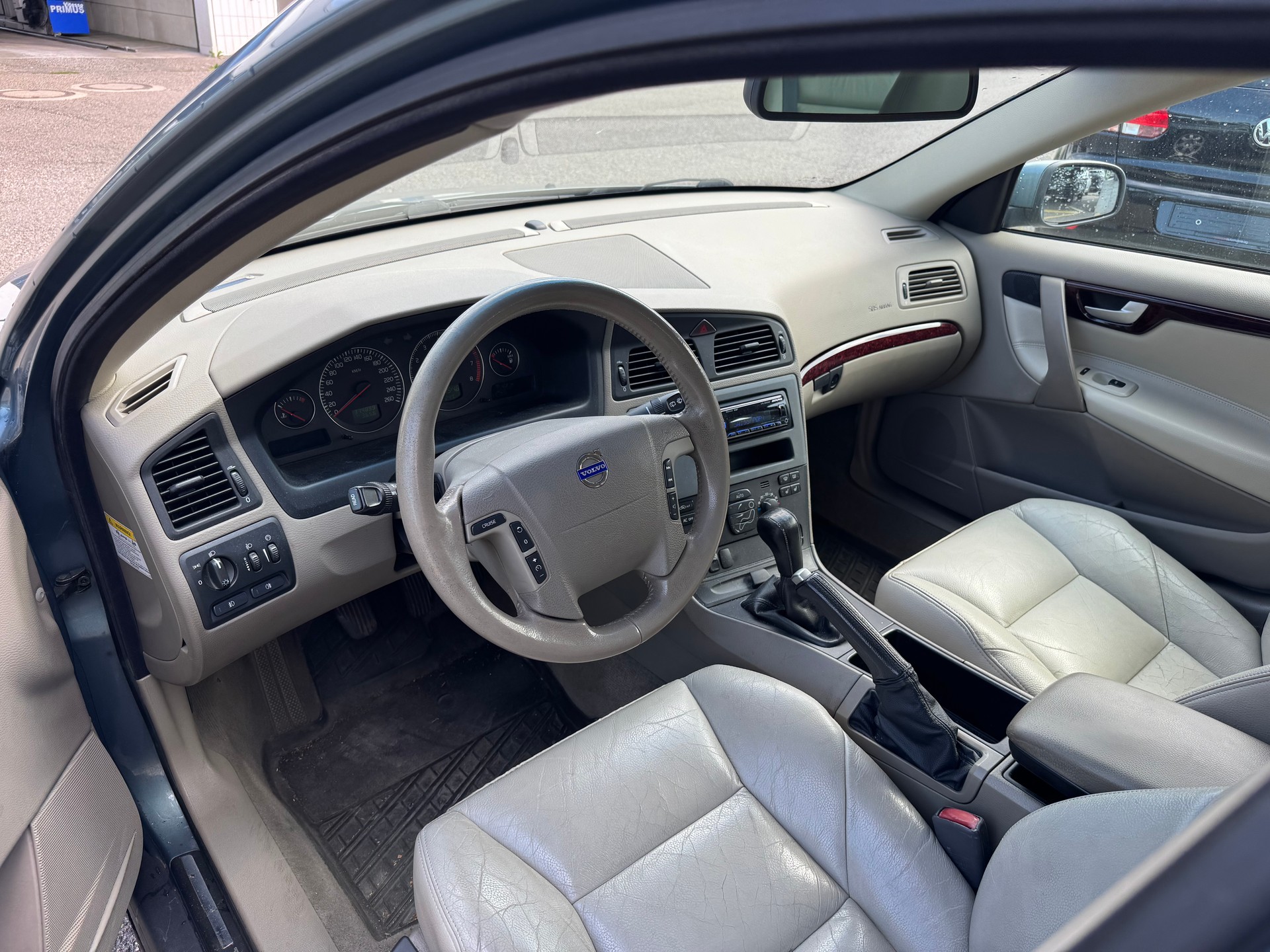 VOLVO V70 2.4-image-7