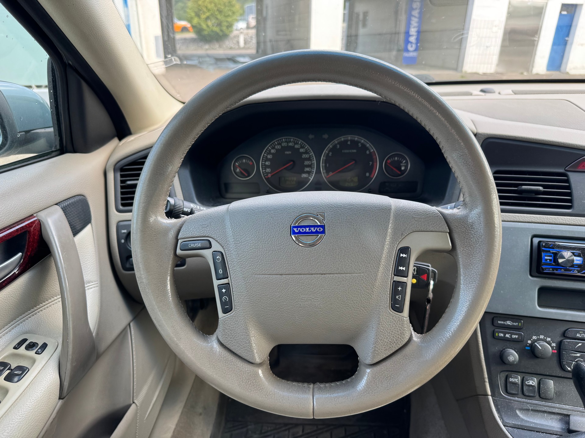 VOLVO V70 2.4-image-10