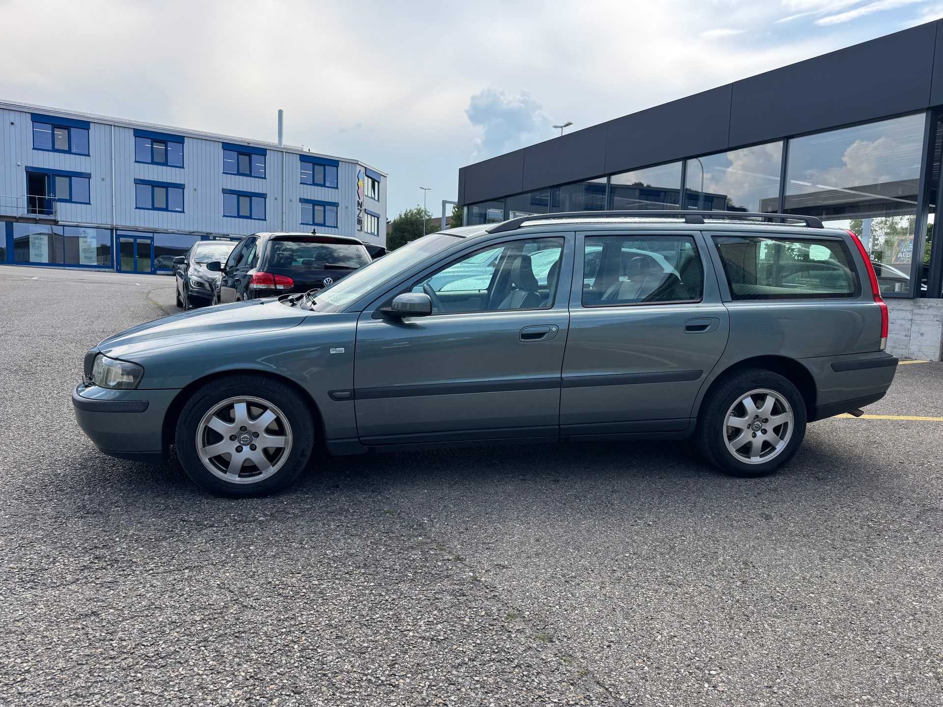 VOLVO V70 2.4-image-1