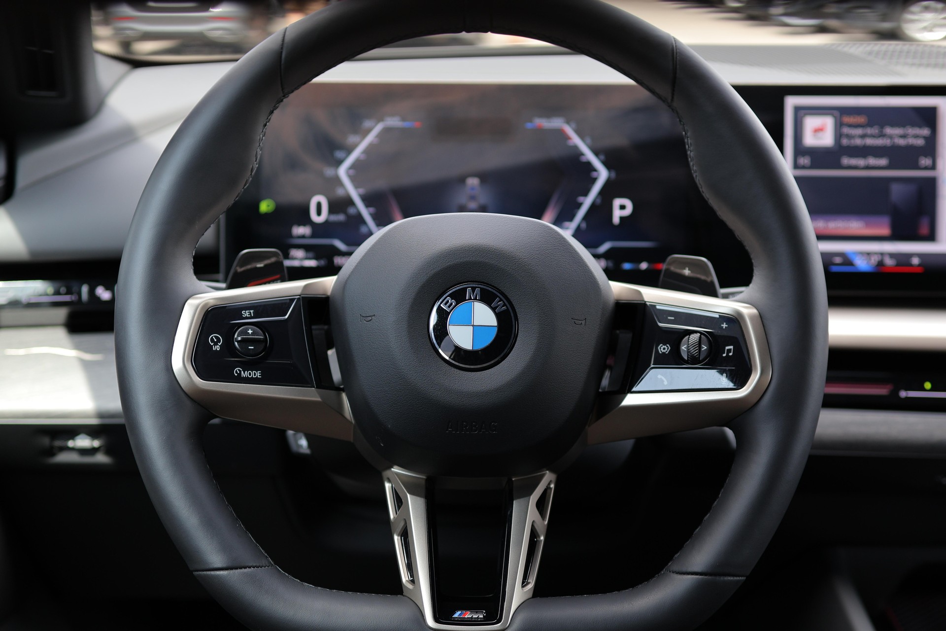 BMW 540d xDrive Touring M Sport Pro * ICONIC GLOW * BELÜFTETE SITZE * AHK * BMW INDIVIDUAL FELGEN *-image-19