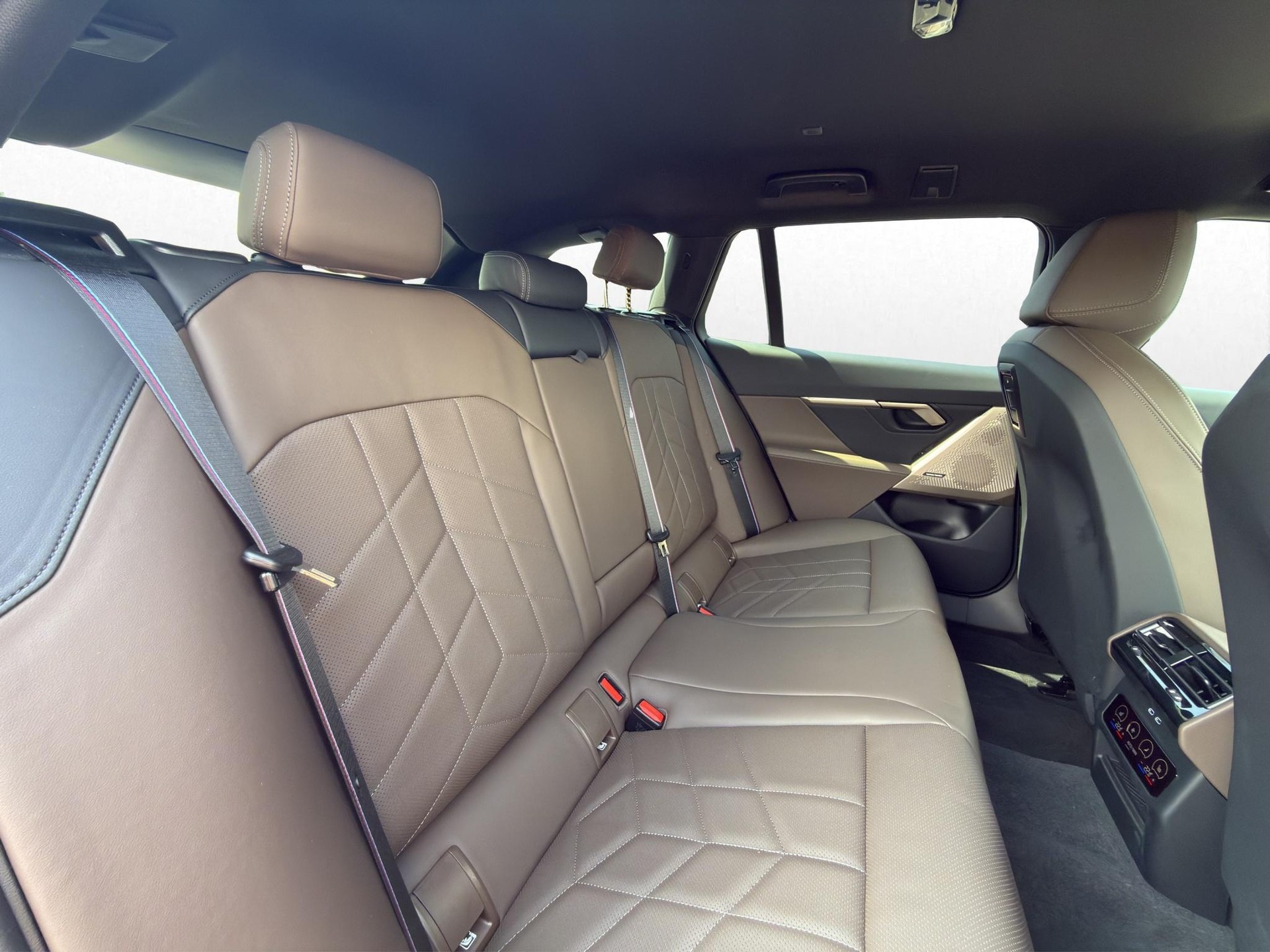 BMW 540d xDrive Touring M Sport Pro * ICONIC GLOW * BELÜFTETE SITZE * AHK * BMW INDIVIDUAL FELGEN *-image-29