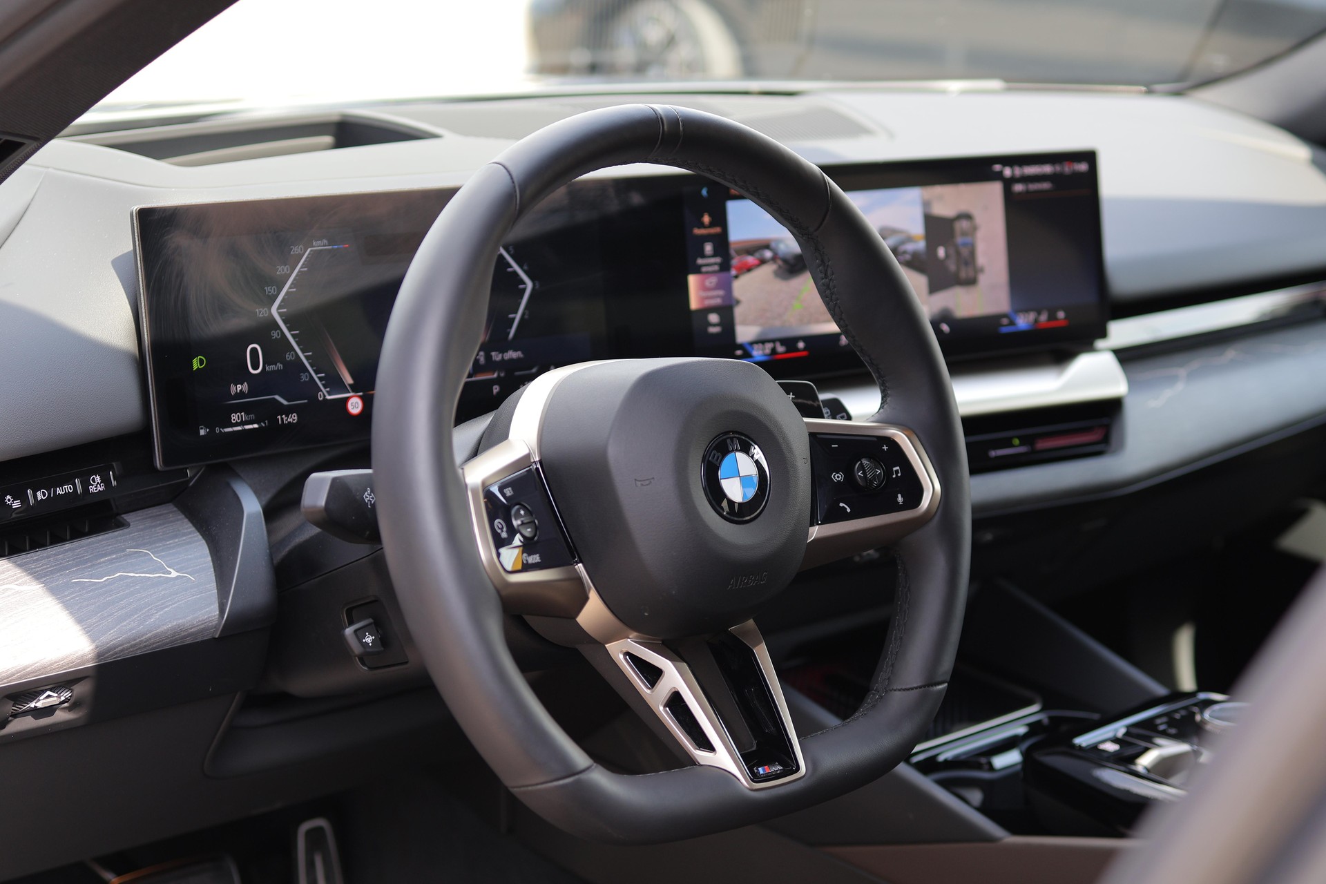 BMW 540d xDrive Touring M Sport Pro * ICONIC GLOW * BELÜFTETE SITZE * AHK * BMW INDIVIDUAL FELGEN *-image-14