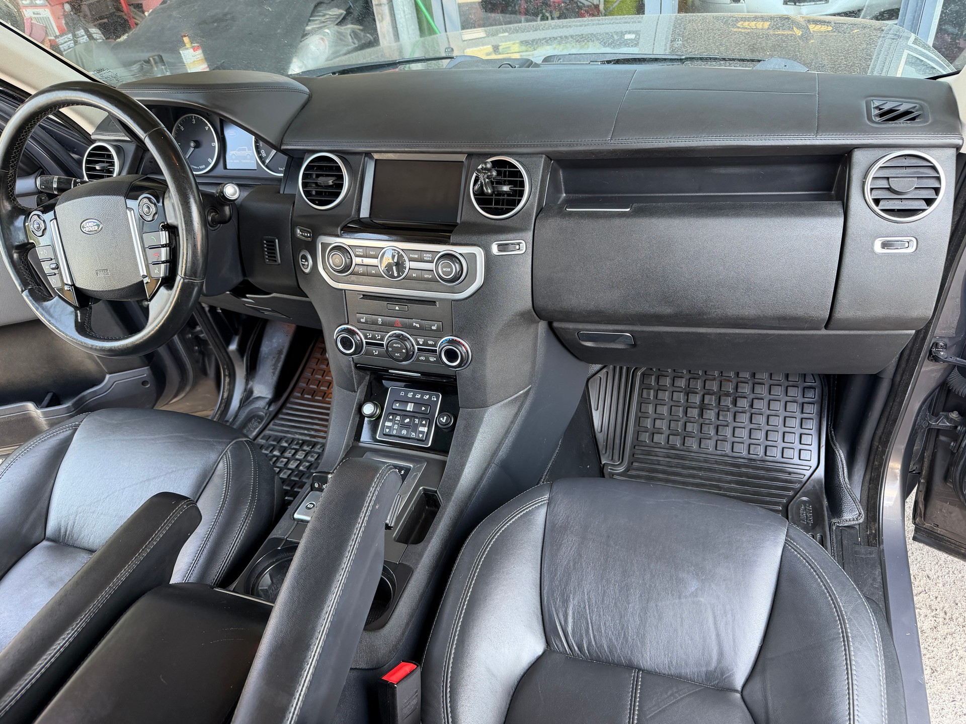 LAND ROVER Discovery 3.0 SDV6 Landmark Automatic-image-8