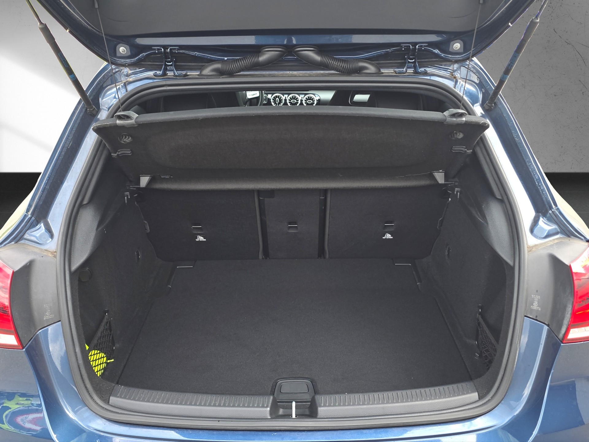 MERCEDES-BENZ A 220 Progressive 7G-DCT 4Matic-image-8