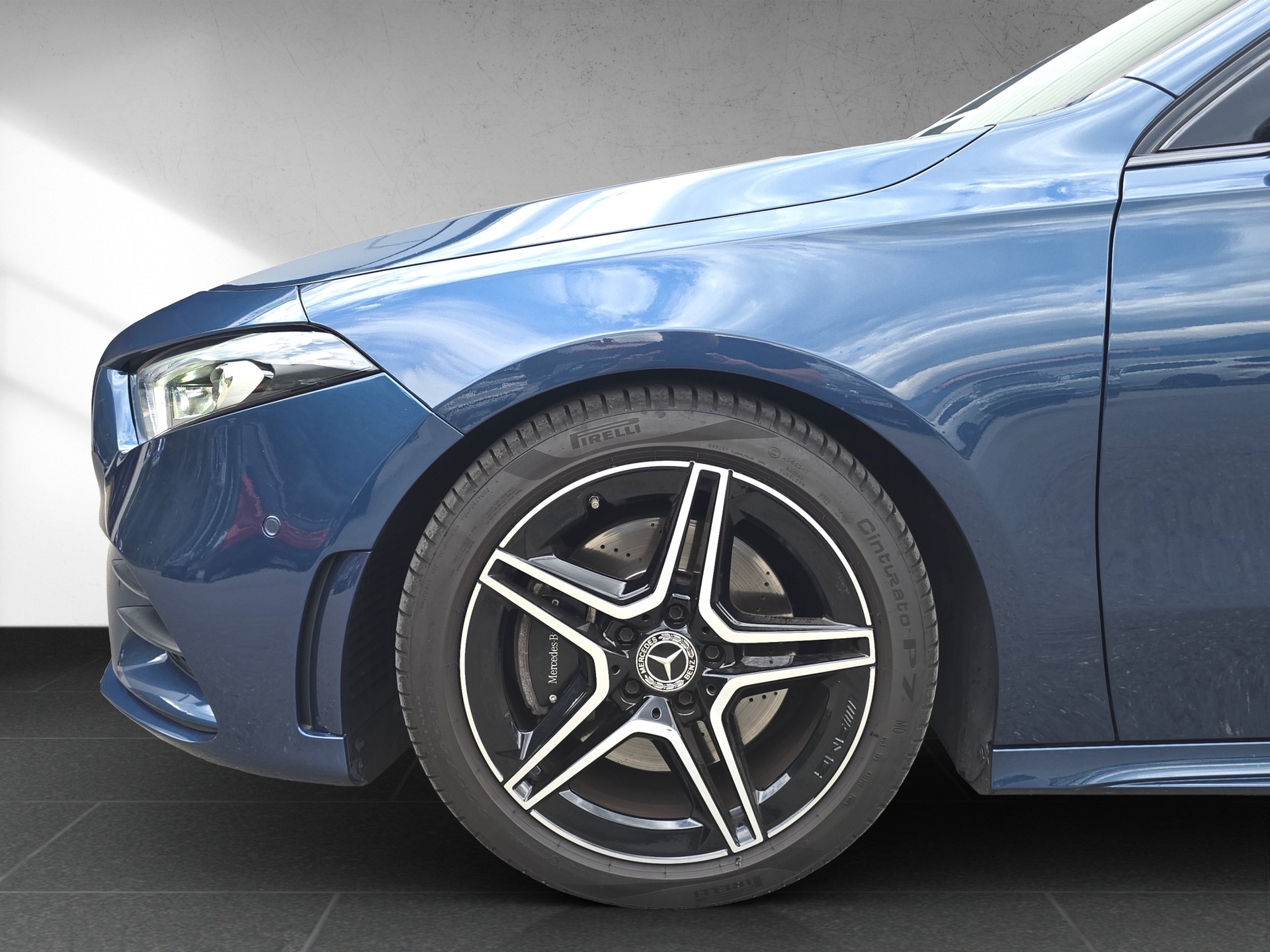 MERCEDES-BENZ A 220 Progressive 7G-DCT 4Matic-image-9