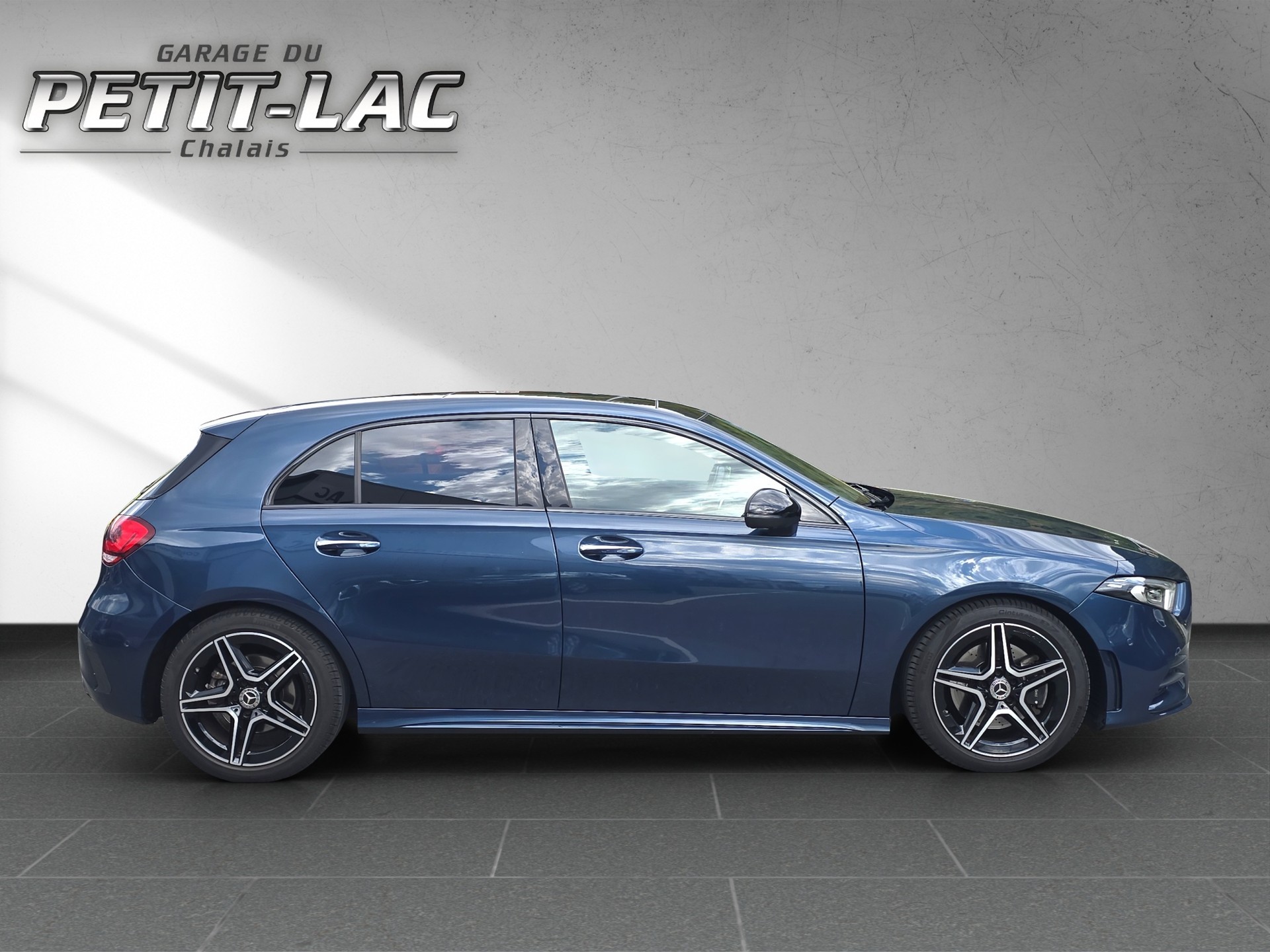 MERCEDES-BENZ A 220 Progressive 7G-DCT 4Matic-image-2