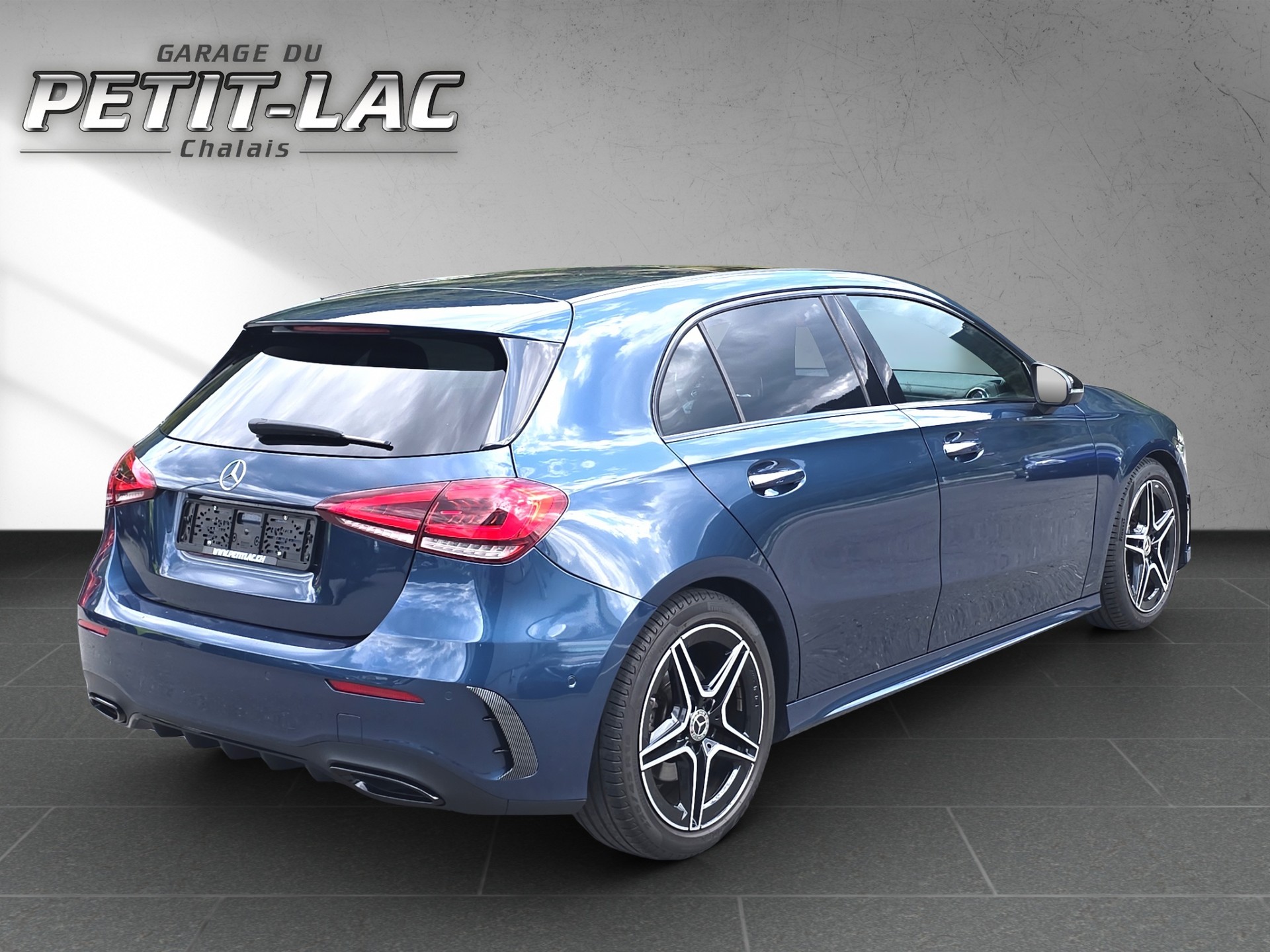 MERCEDES-BENZ A 220 Progressive 7G-DCT 4Matic-image-3