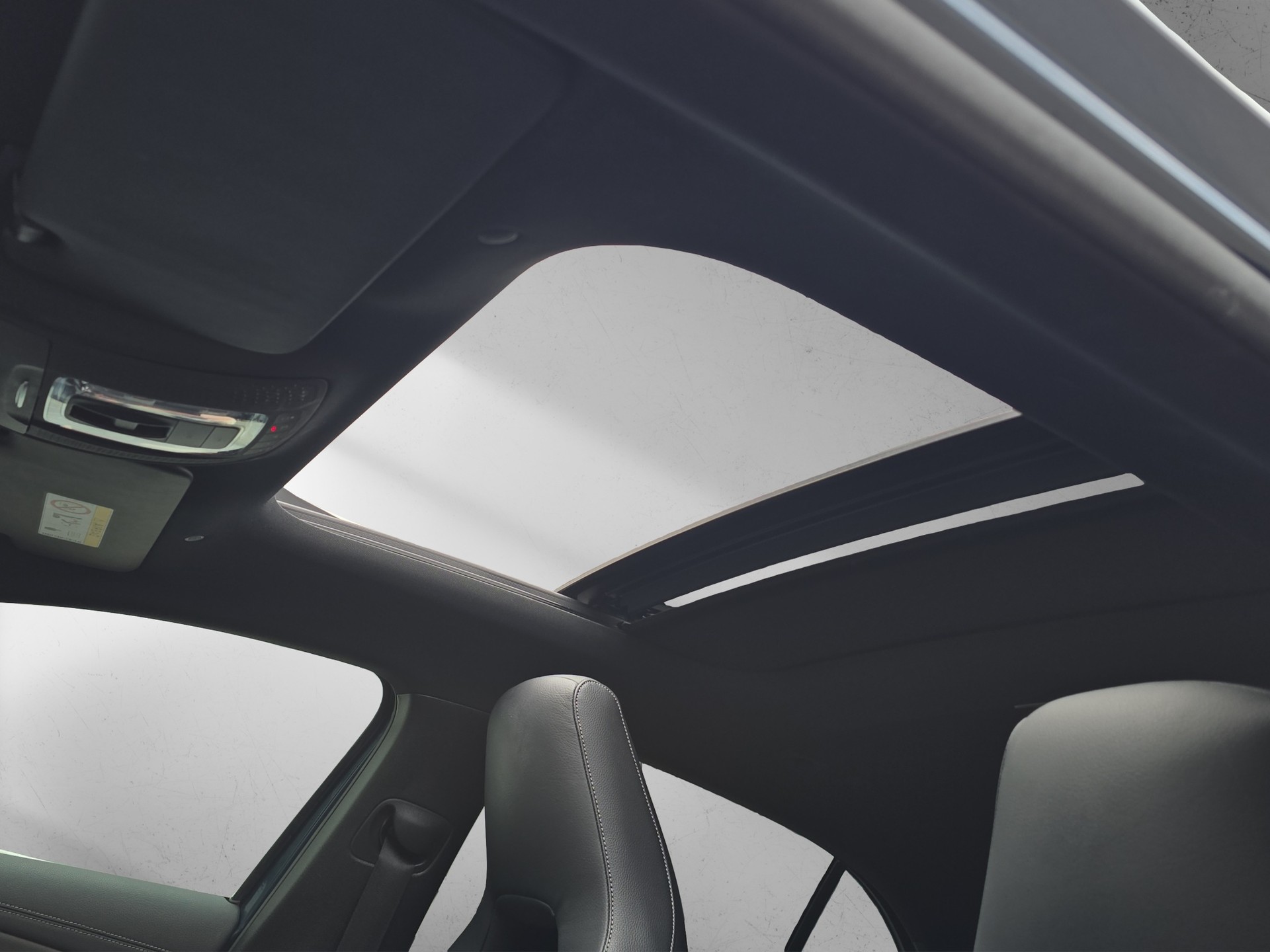 MERCEDES-BENZ A 220 Progressive 7G-DCT 4Matic-image-15
