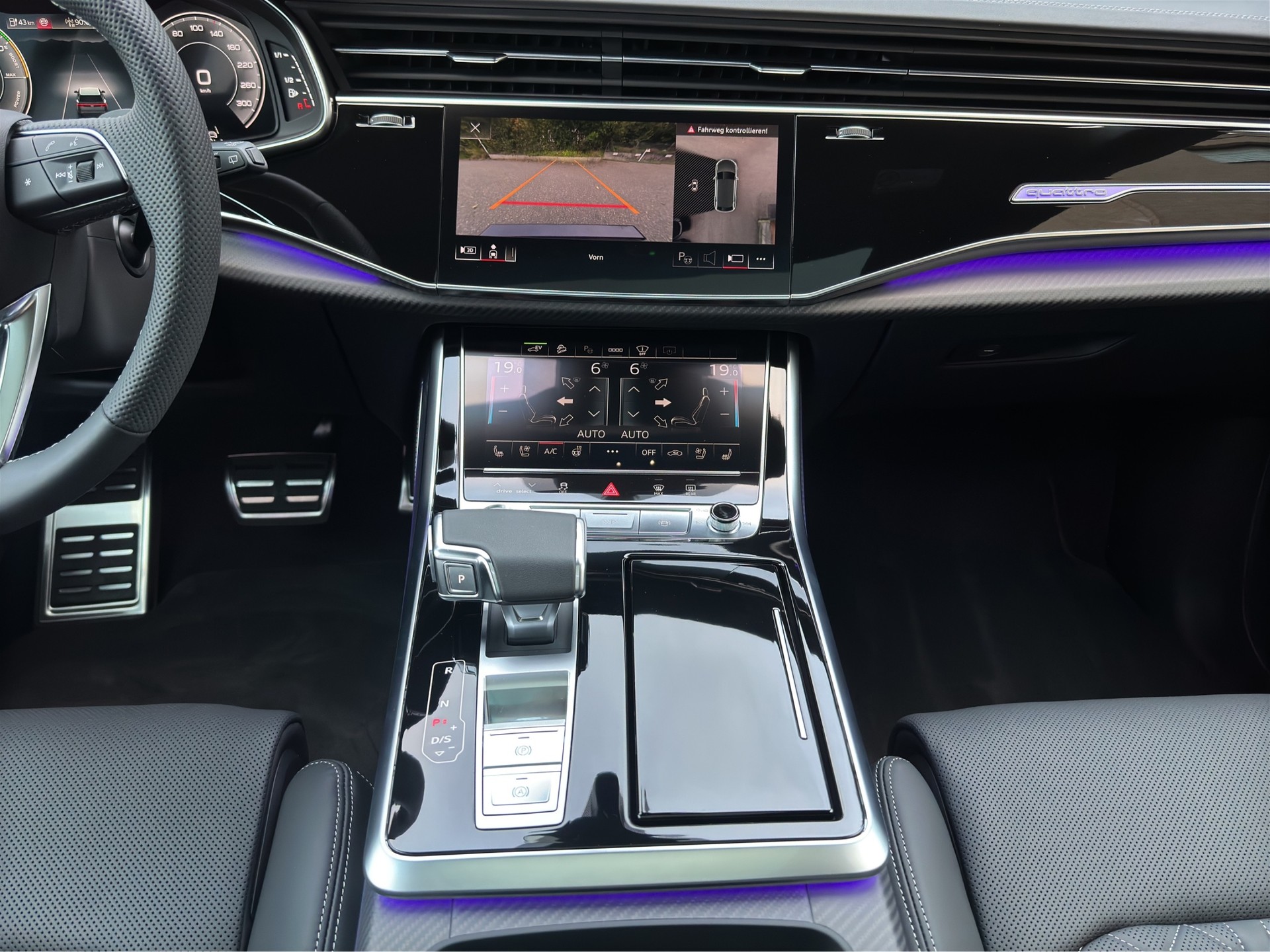 AUDI Q8 TFSI e quattro Competition 4x4 360 kW-image-24
