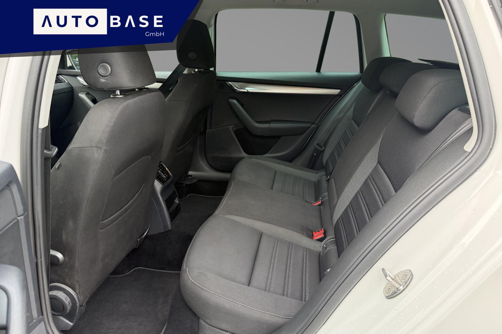 SKODA Octavia Combi 1.5 TSI Ambition-image-10