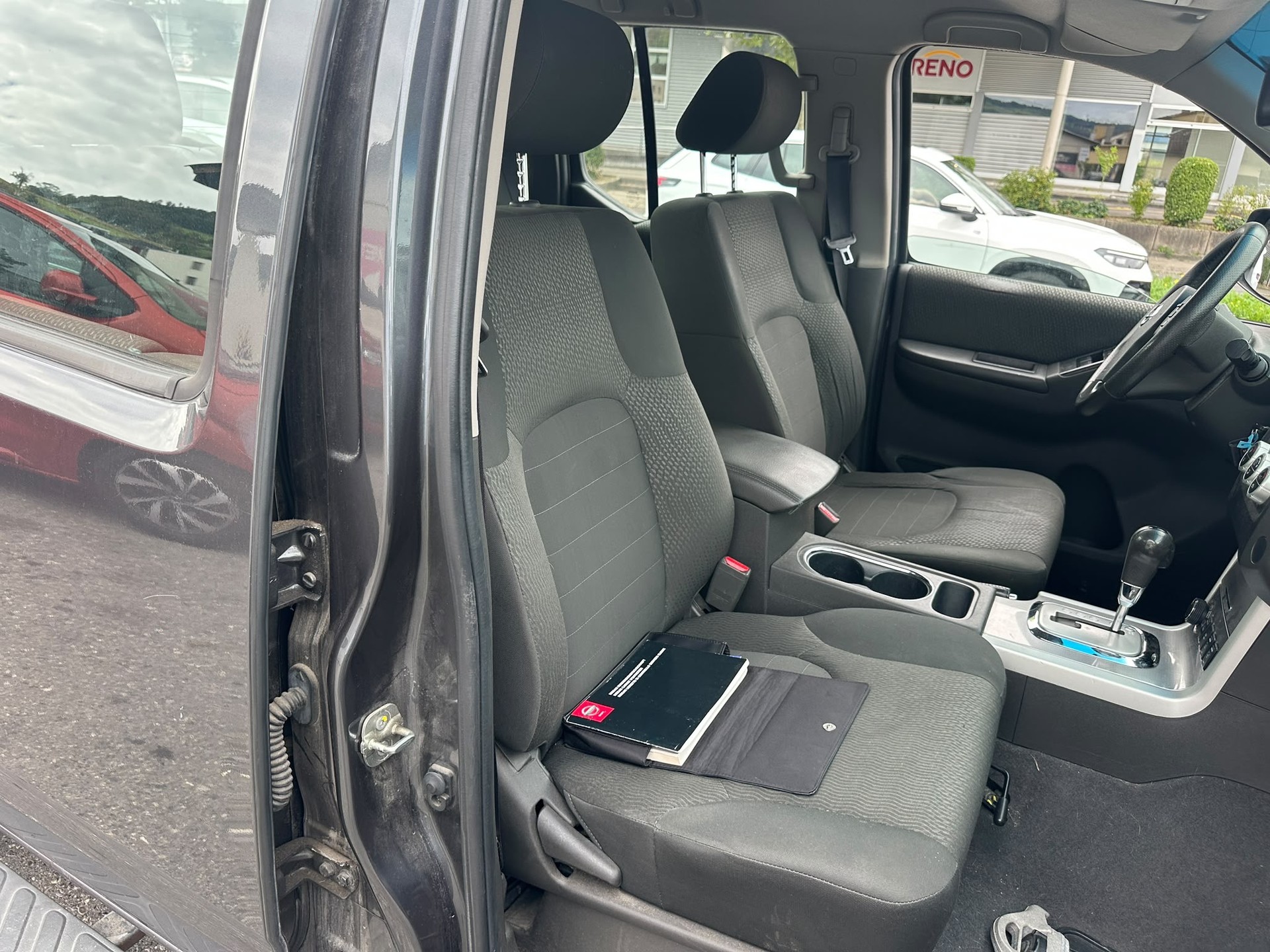 NISSAN Navara Double Cab SE 2.5 dCi 4WD LB Automat-image-10
