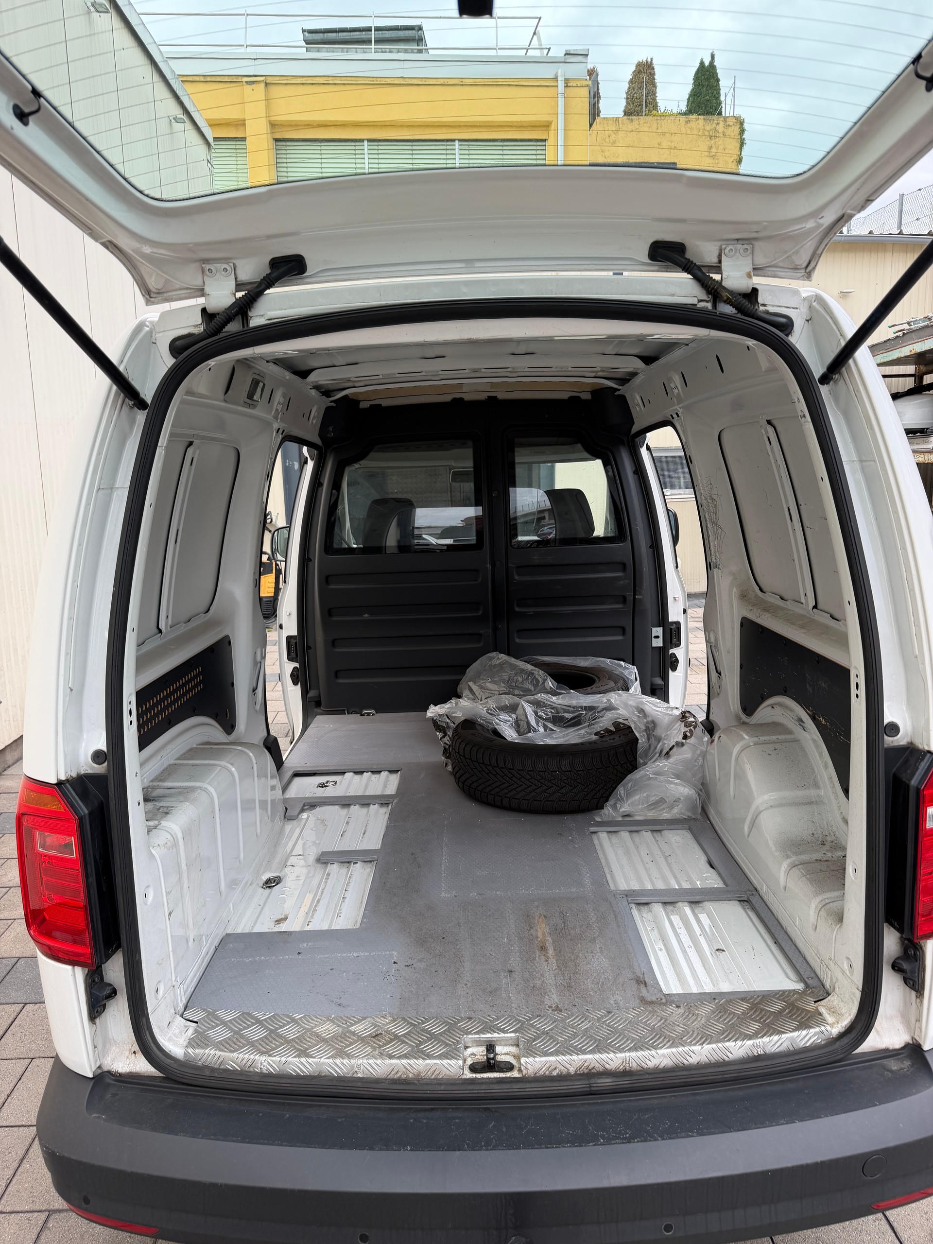 VW Caddy Maxi 2.0TDI Entry BlueMotion Technology-image-6