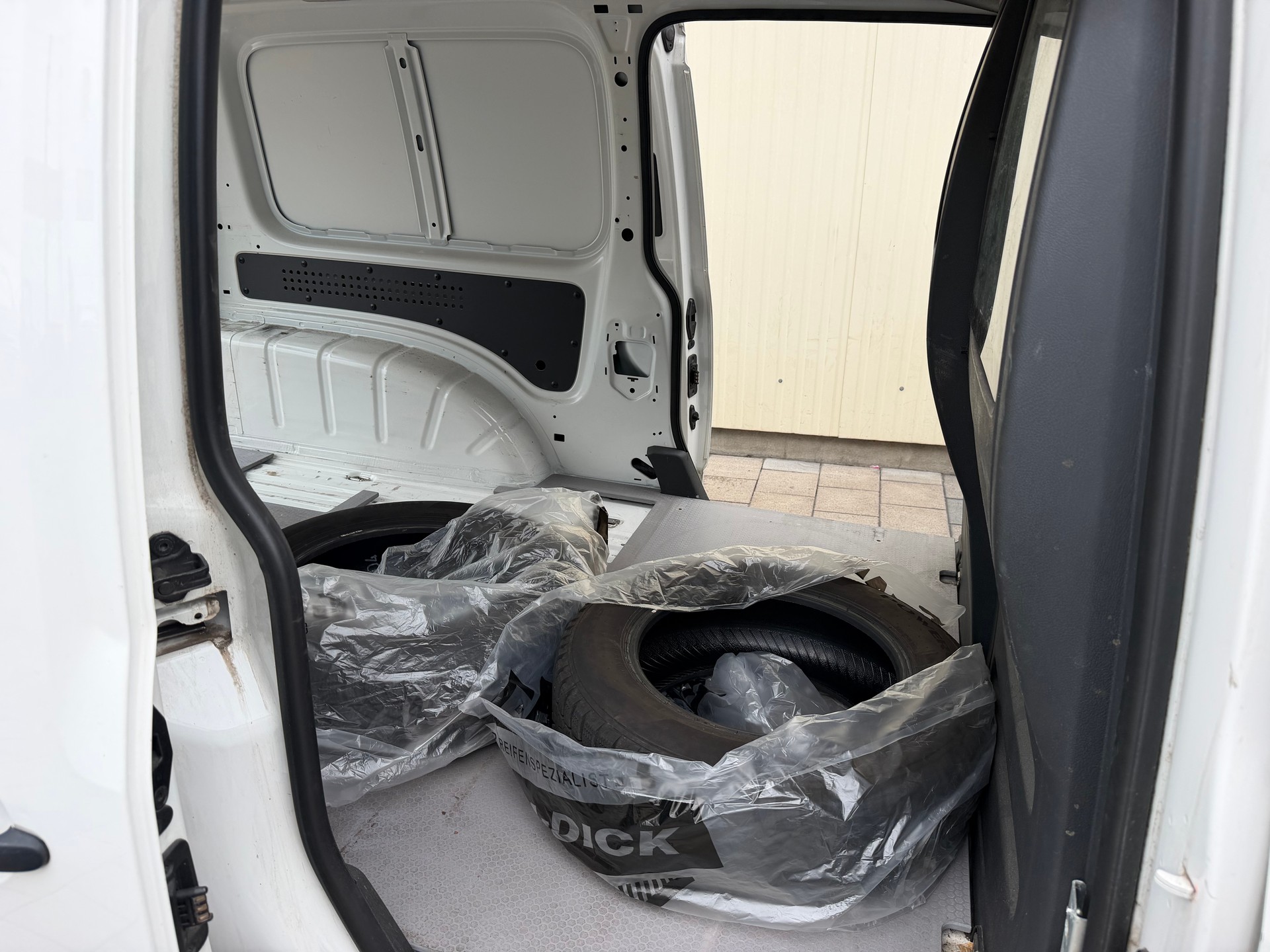 VW Caddy Maxi 2.0TDI Entry BlueMotion Technology-image-7