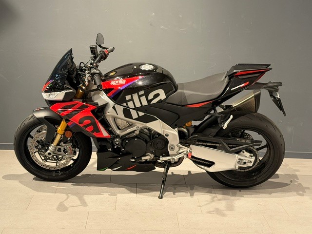 APRILIA Tuono V4 1100 Factory-showroom-element-3