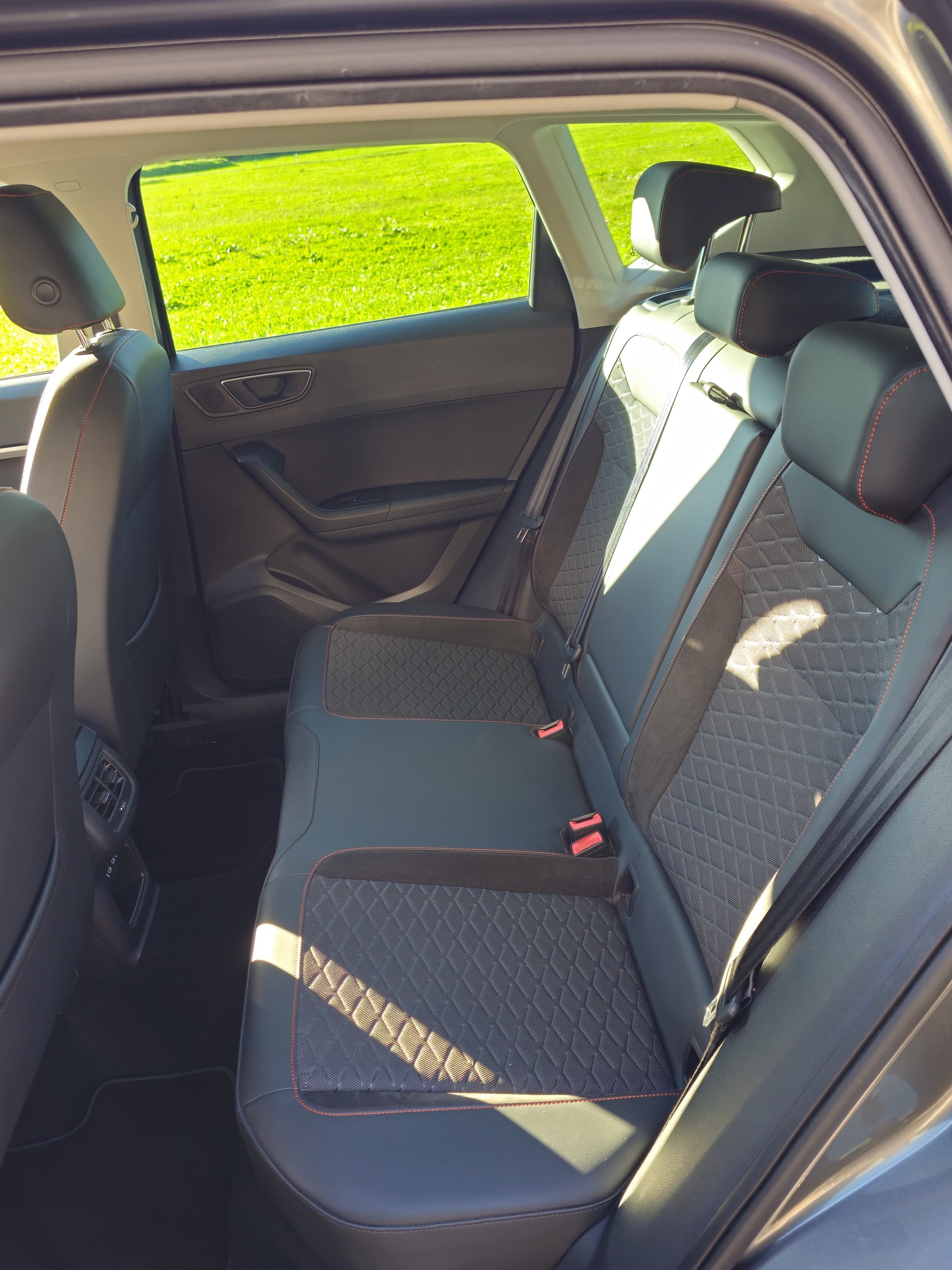 SEAT Ateca 2.0 TSI FR 4Drive DSG *Anhängerkupplung+8-fach bereift*-image-14