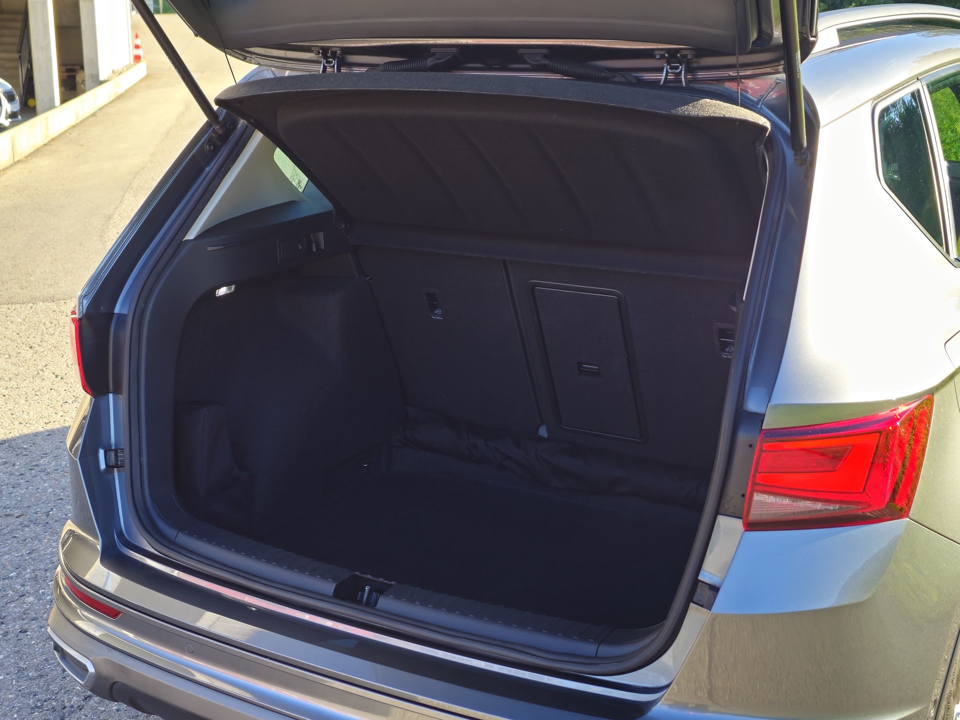 SEAT Ateca 2.0 TSI FR 4Drive DSG *Anhängerkupplung+8-fach bereift*-image-6