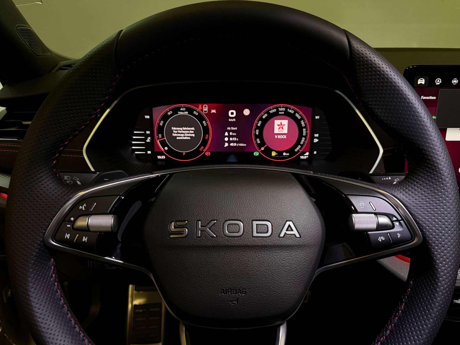 SKODA Octavia Combi 2.0 TSI DSG RS-image-19
