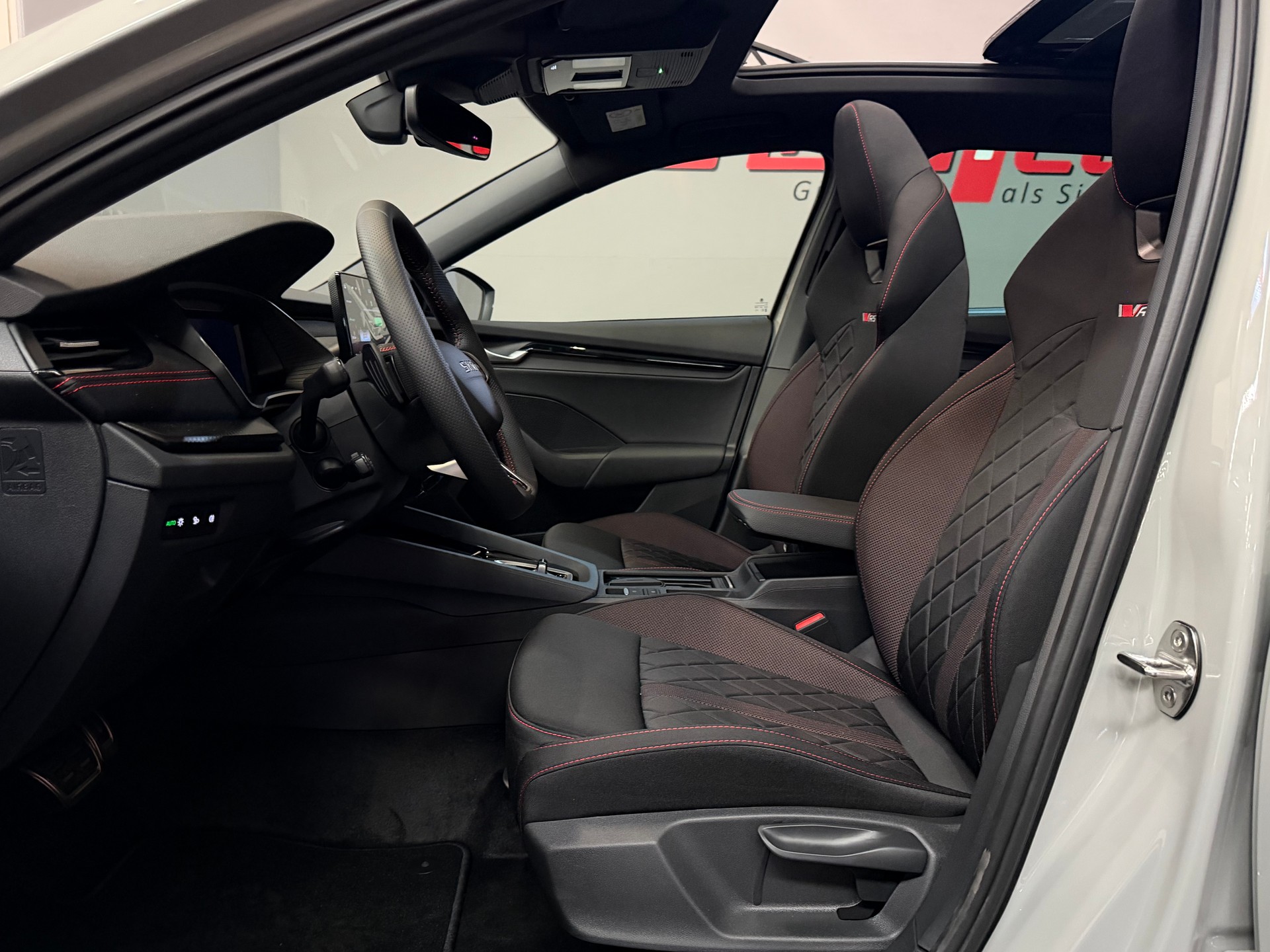 SKODA Octavia Combi 2.0 TSI DSG RS-image-12