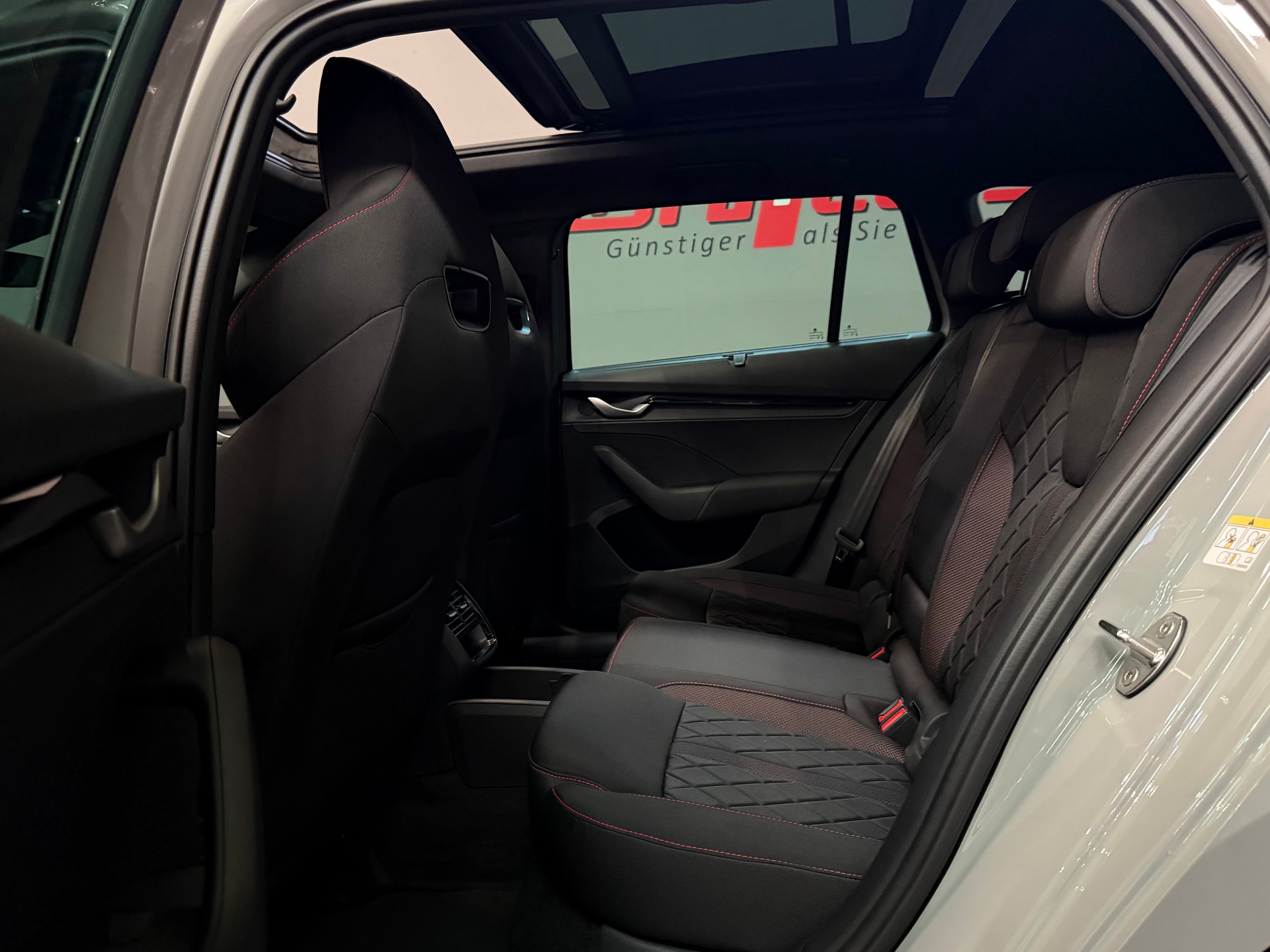 SKODA Octavia Combi 2.0 TSI DSG RS-image-17