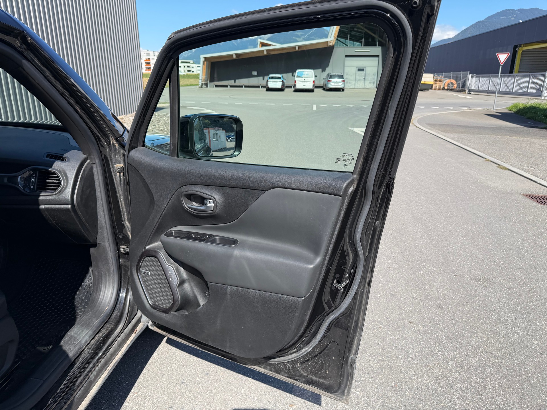 JEEP Renegade 1.3 T PHEV S AWD-image-24