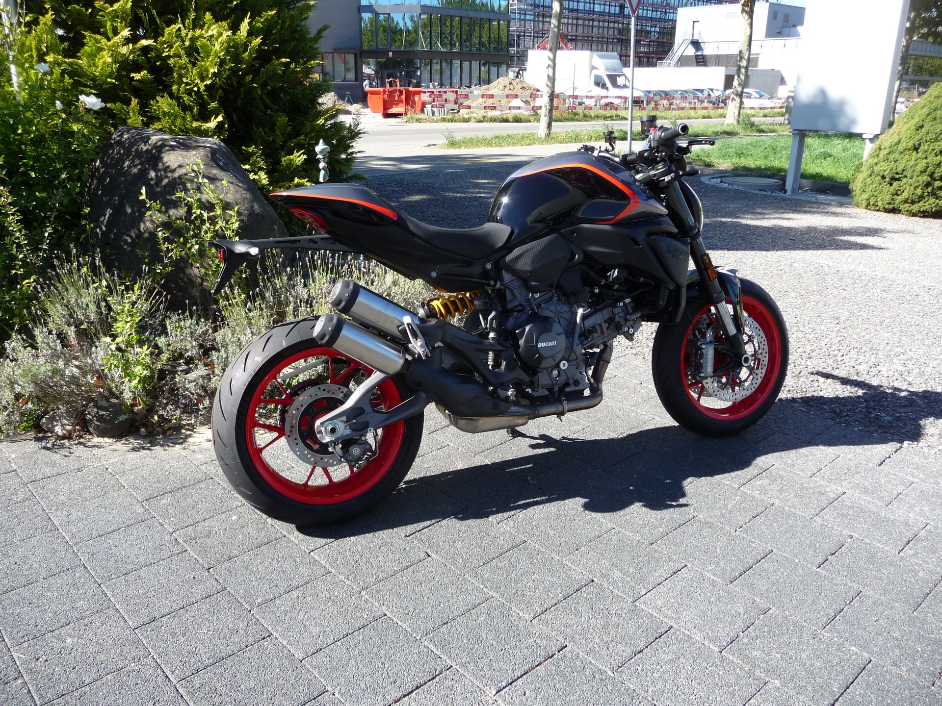 DUCATI Monster + Version-showroom-element-1