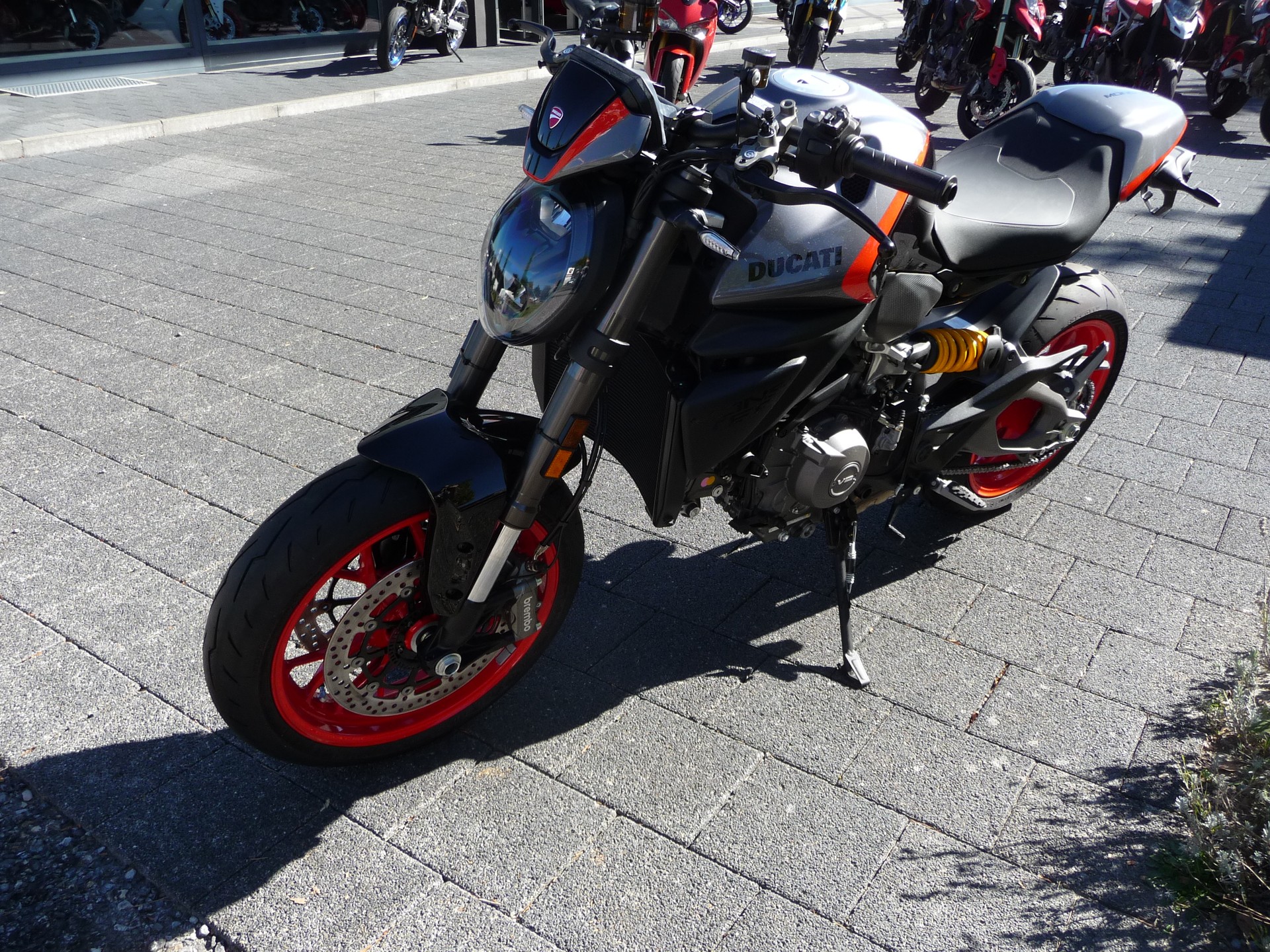 DUCATI Monster + Version-showroom-element-2