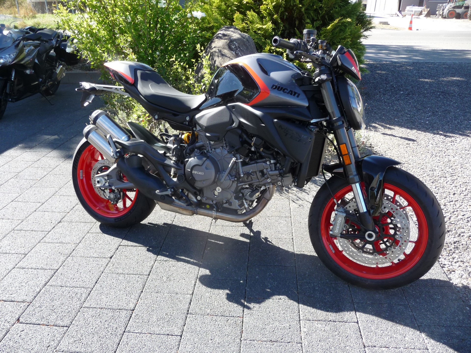 DUCATI Monster + Version-showroom-element-3