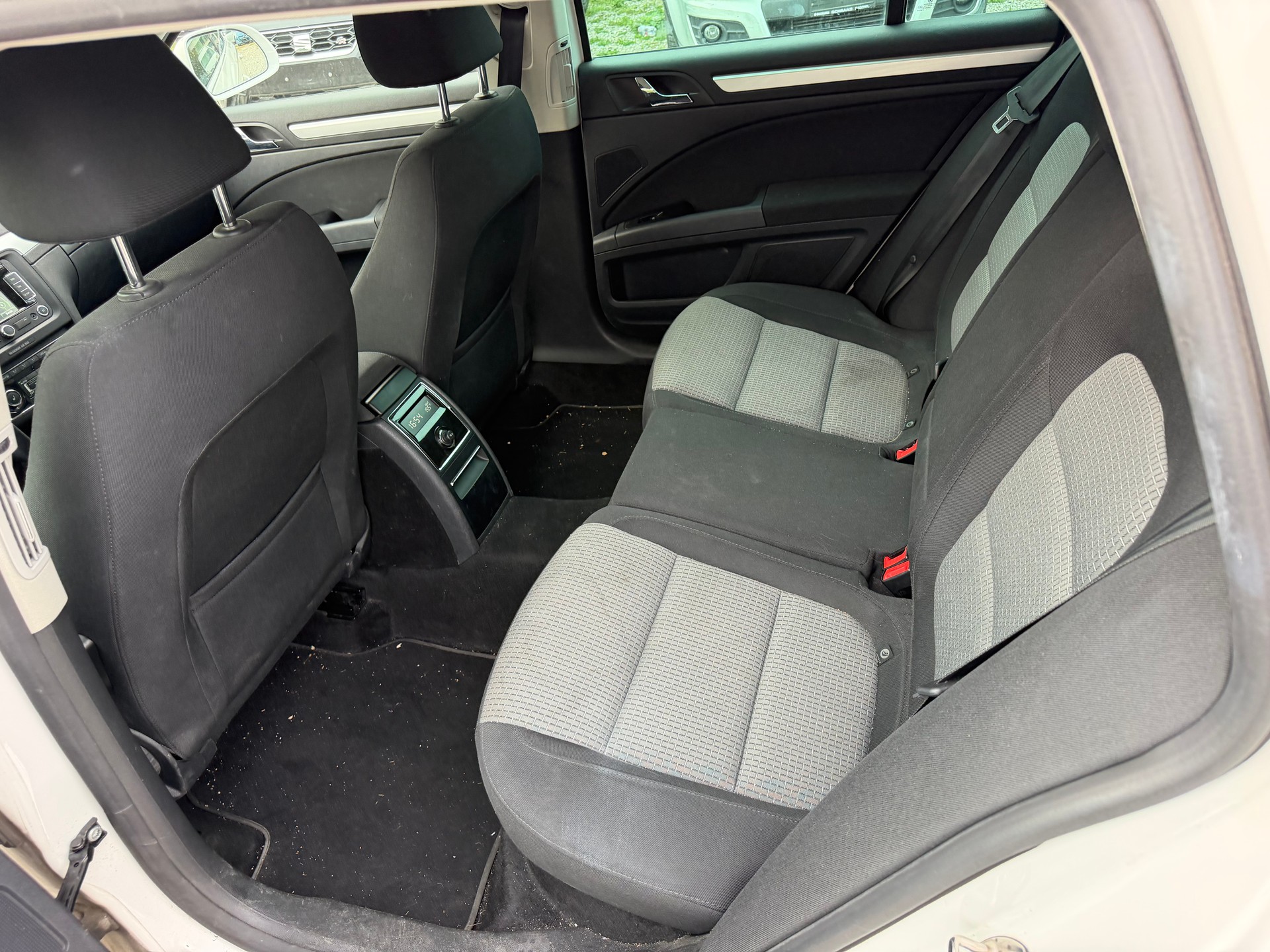 SKODA Superb Combi 1.6 TDi Greenline-image-5