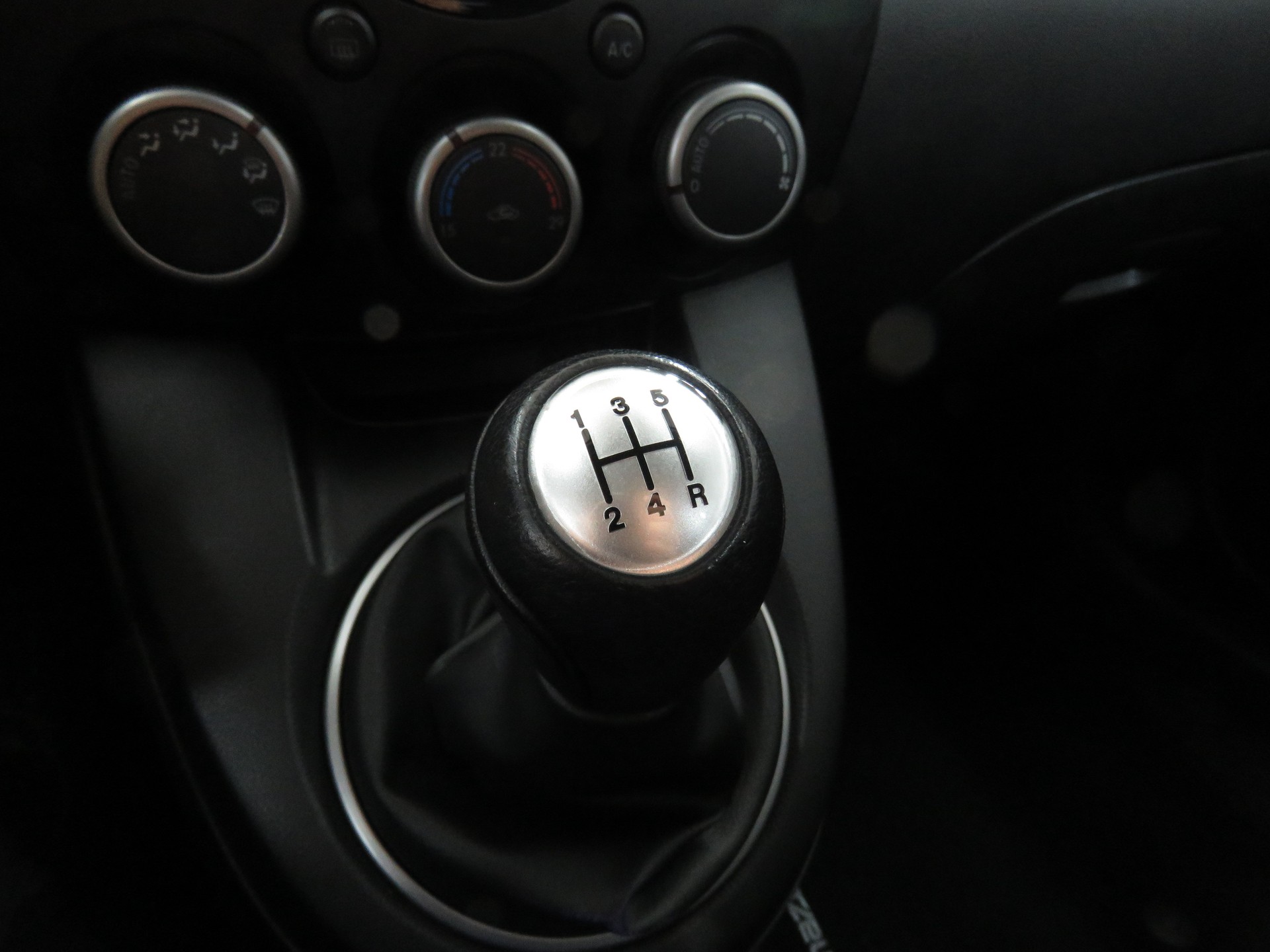 MAZDA 2 1.3i 16V Exclusive-image-14