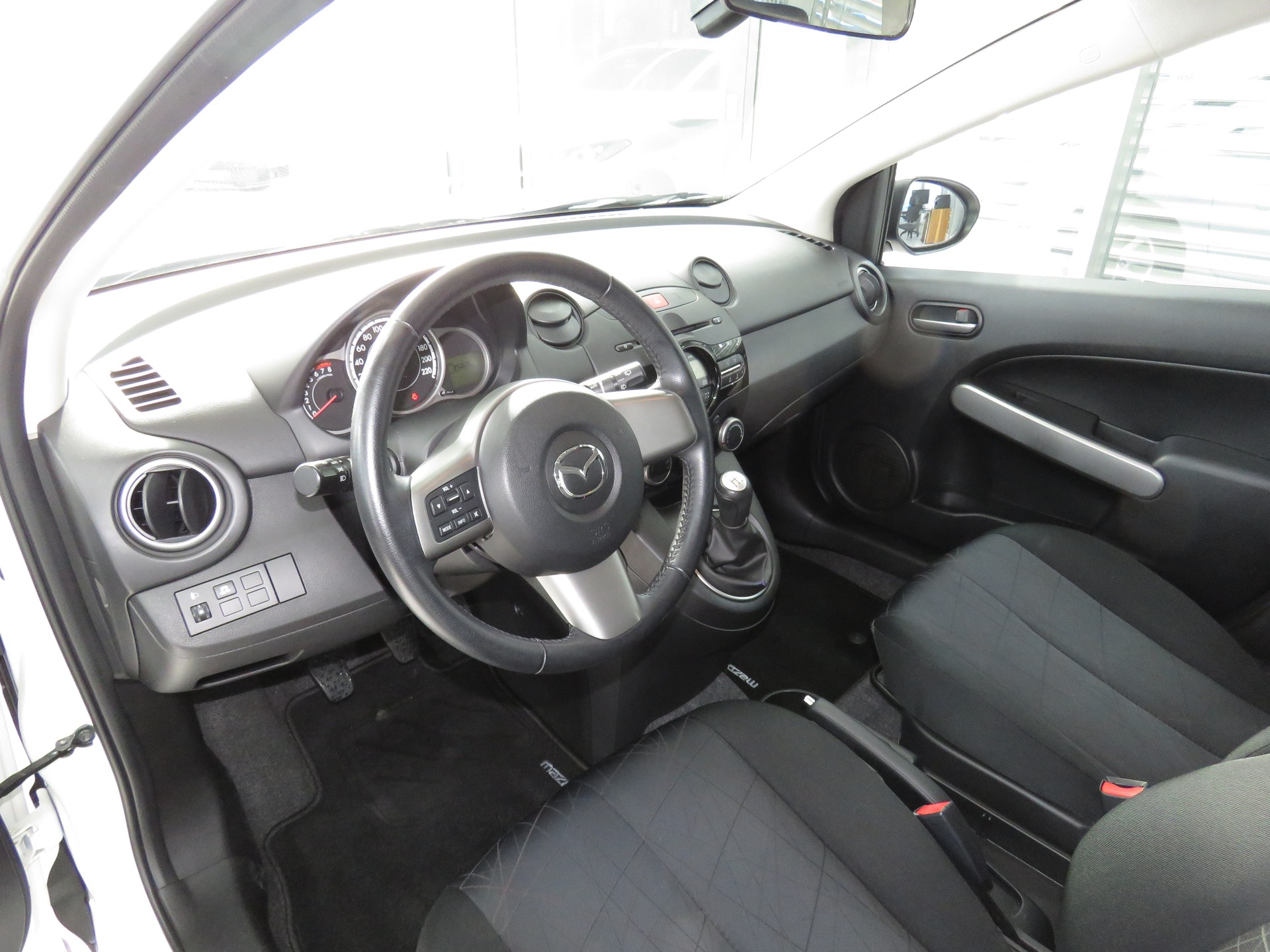 MAZDA 2 1.3i 16V Exclusive-image-6