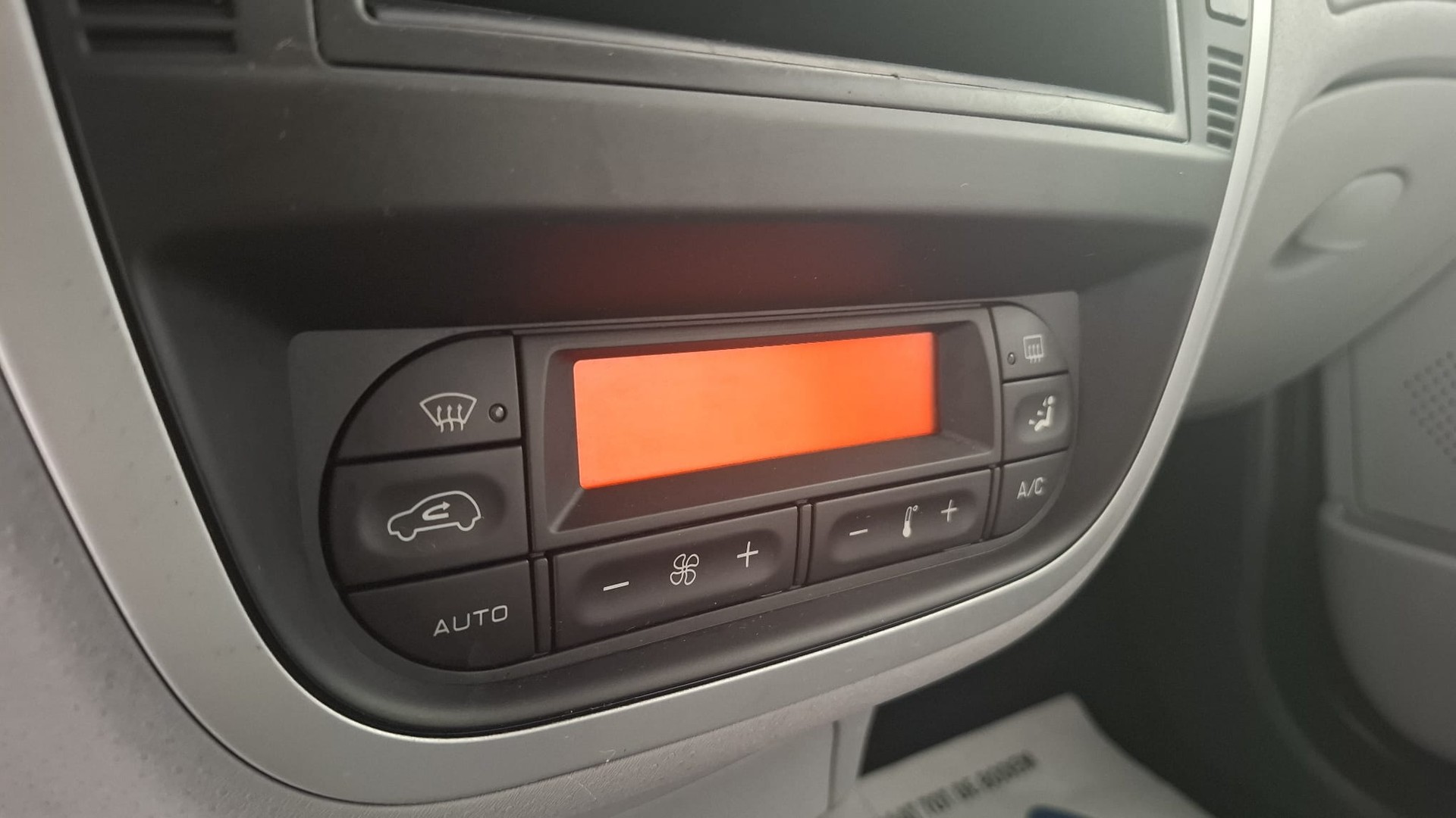 CITROEN C3 1.4i Exclusive-image-8