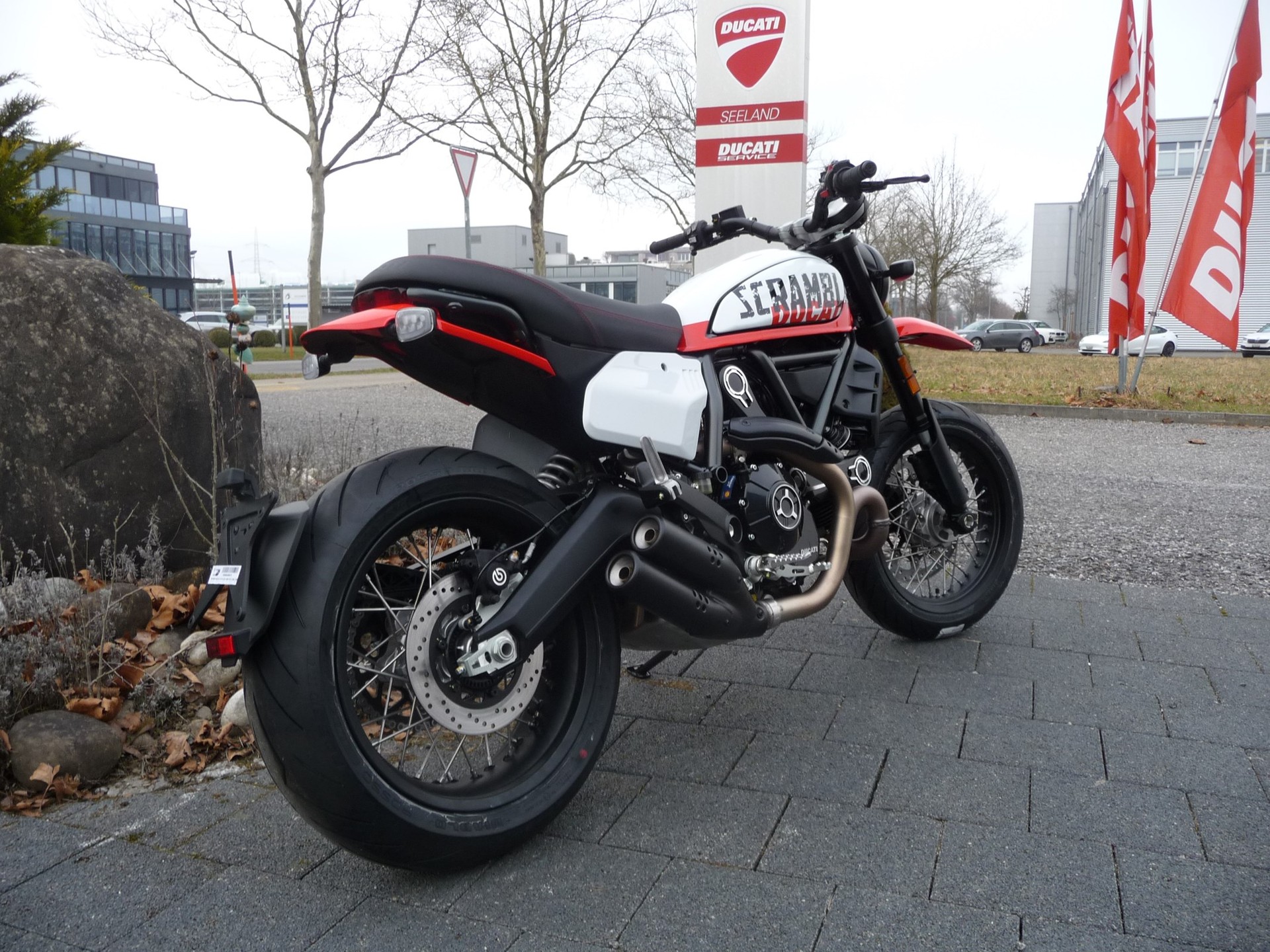 DUCATI SCRAMBLER 800 URBAN MOTARD-showroom-element-3