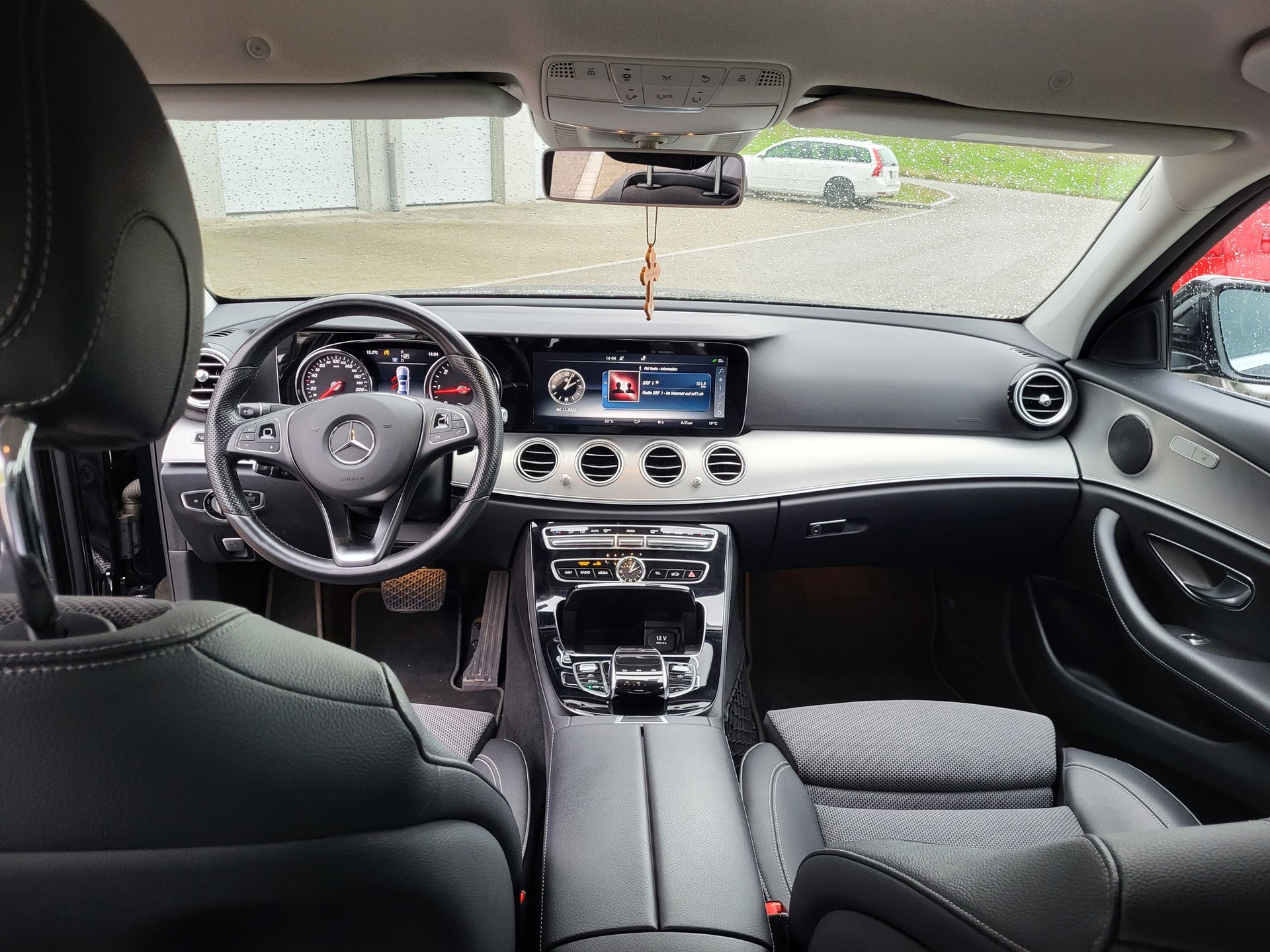 MERCEDES-BENZ E 220 d Avantgarde 9G-Tronic-image-12