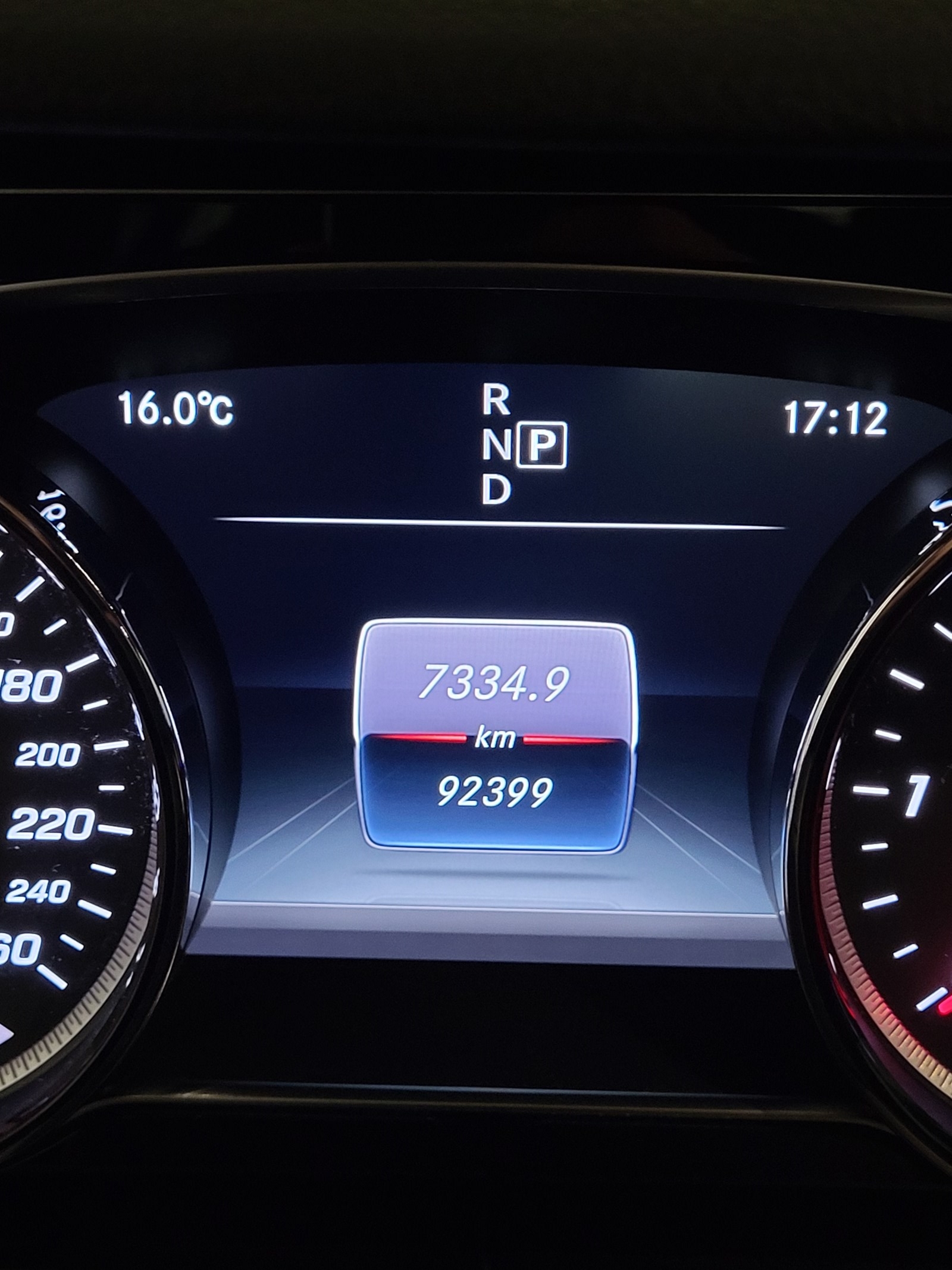 MERCEDES-BENZ E 220 d Avantgarde 9G-Tronic-image-17
