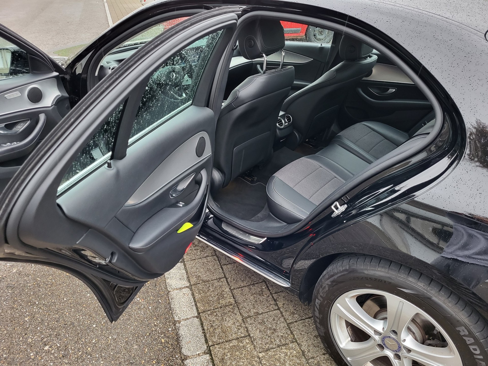 MERCEDES-BENZ E 220 d Avantgarde 9G-Tronic-image-11