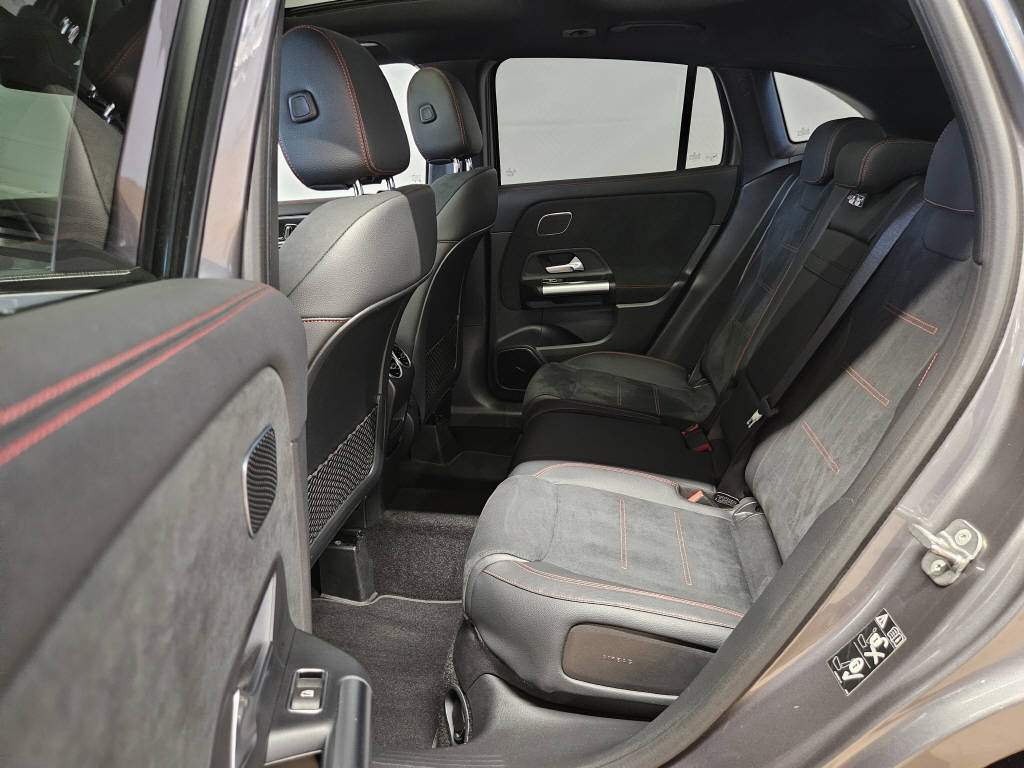 MERCEDES-BENZ GLA 220 d 4Matic AMG Line Swiss Star-image-12